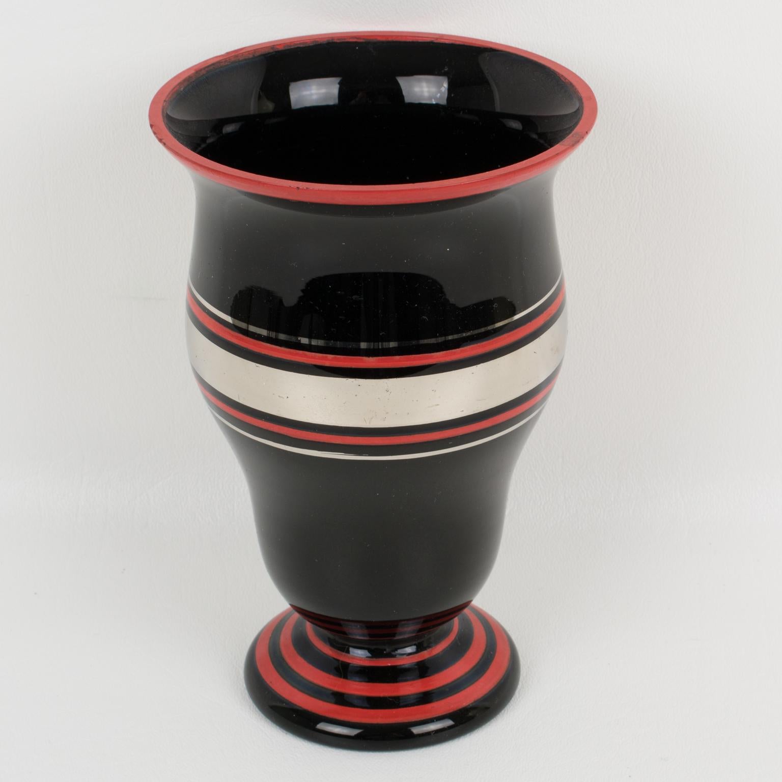 Diese hübsche schwarze Glasvase aus den 1930er Jahren im französischen Art déco-Stil ist mit einer silbernen und roten Einlage mit geometrischem Muster verziert. Es gibt keine sichtbare Herstellermarke.
Schöner Originalzustand mit einigen