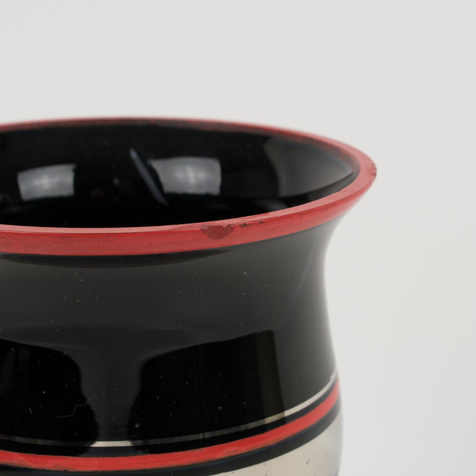 Metà XX secolo Vaso in vetro nero con sovrapposizione rossa e argento Art Déco, Francia, anni '30 in vendita