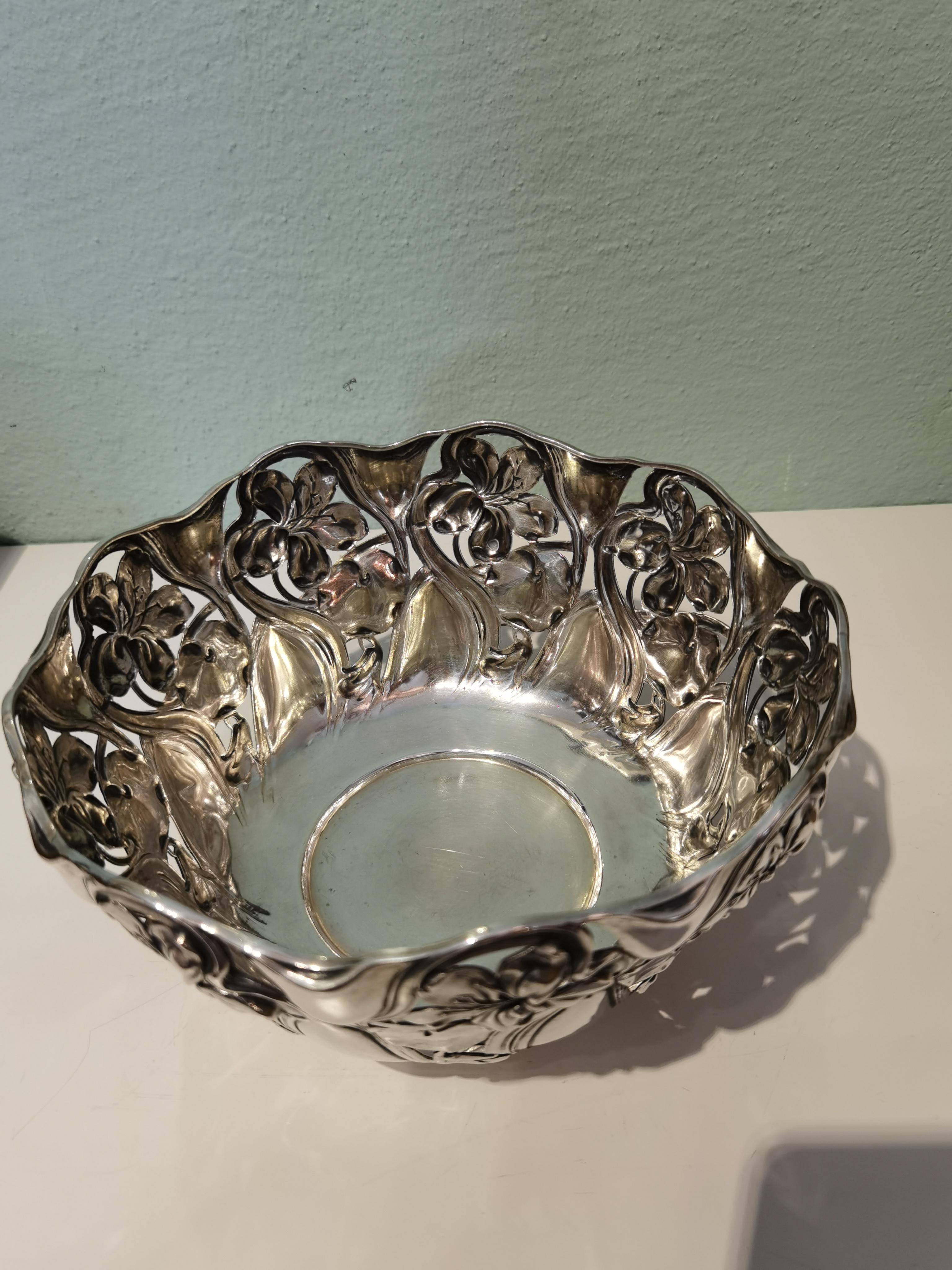 Large Art Deco silver bowl in 800 silver with a naturalistic formed garland of waterlilies blossoms and leaves. Stamped with the hallmarks from Netherlands. Backside stamped 800 silver. Model nr 30.