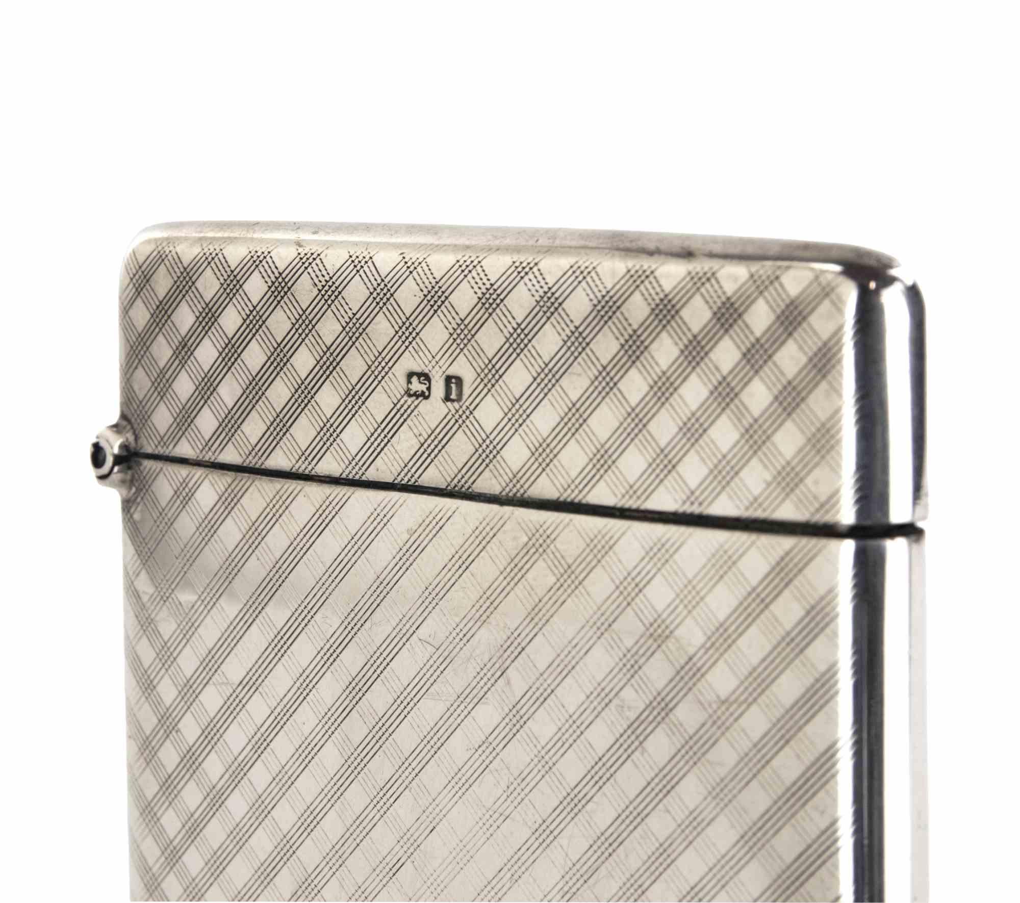 Vintage Art Deco Silver Cigarette Case realized by Deakin & Francis in 1930s.

Made in Birmingham, UK

Sterling silver.

Hallmarks inside.

Very good condition.


