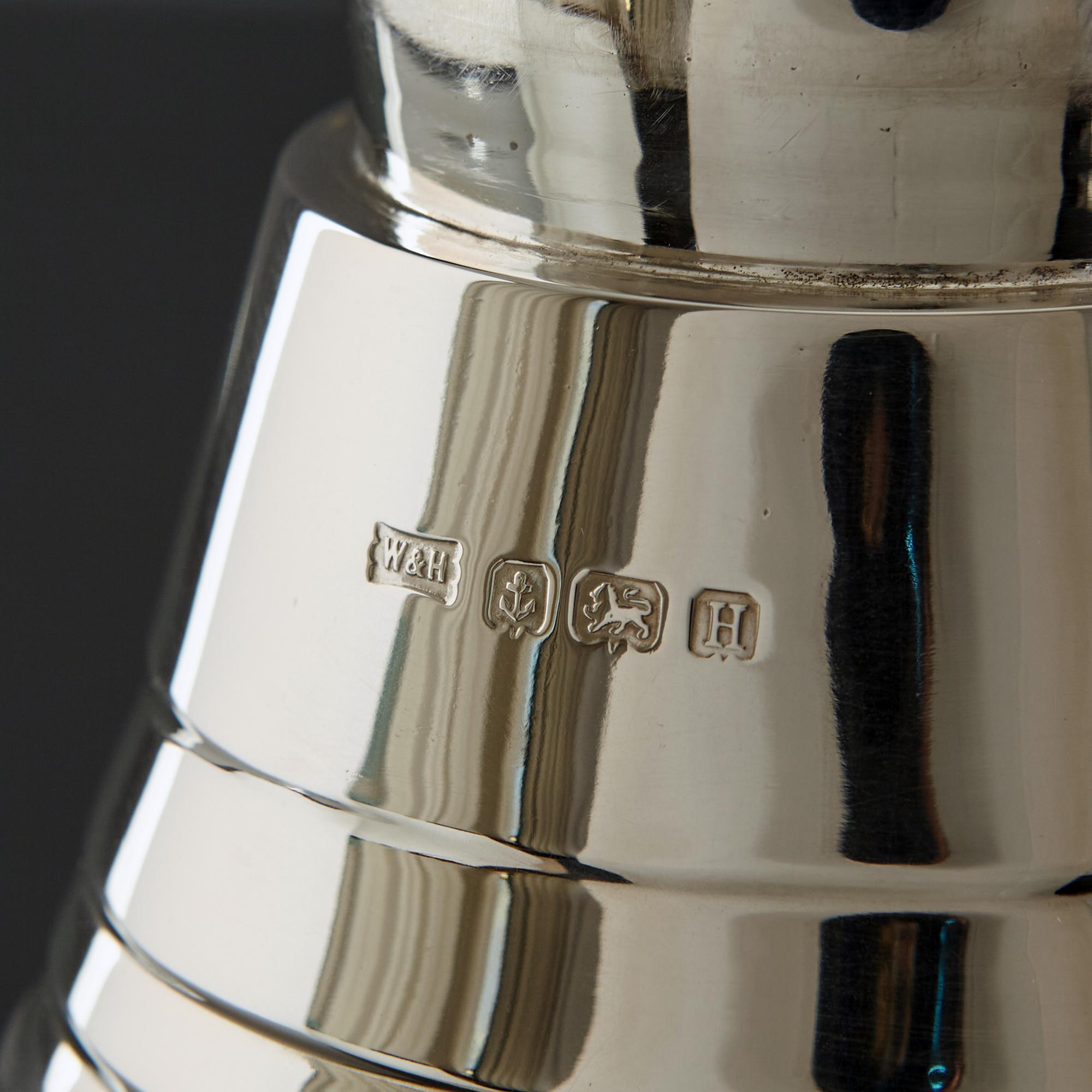 Mid-20th Century Art Deco Silver Cocktail Shaker For Sale