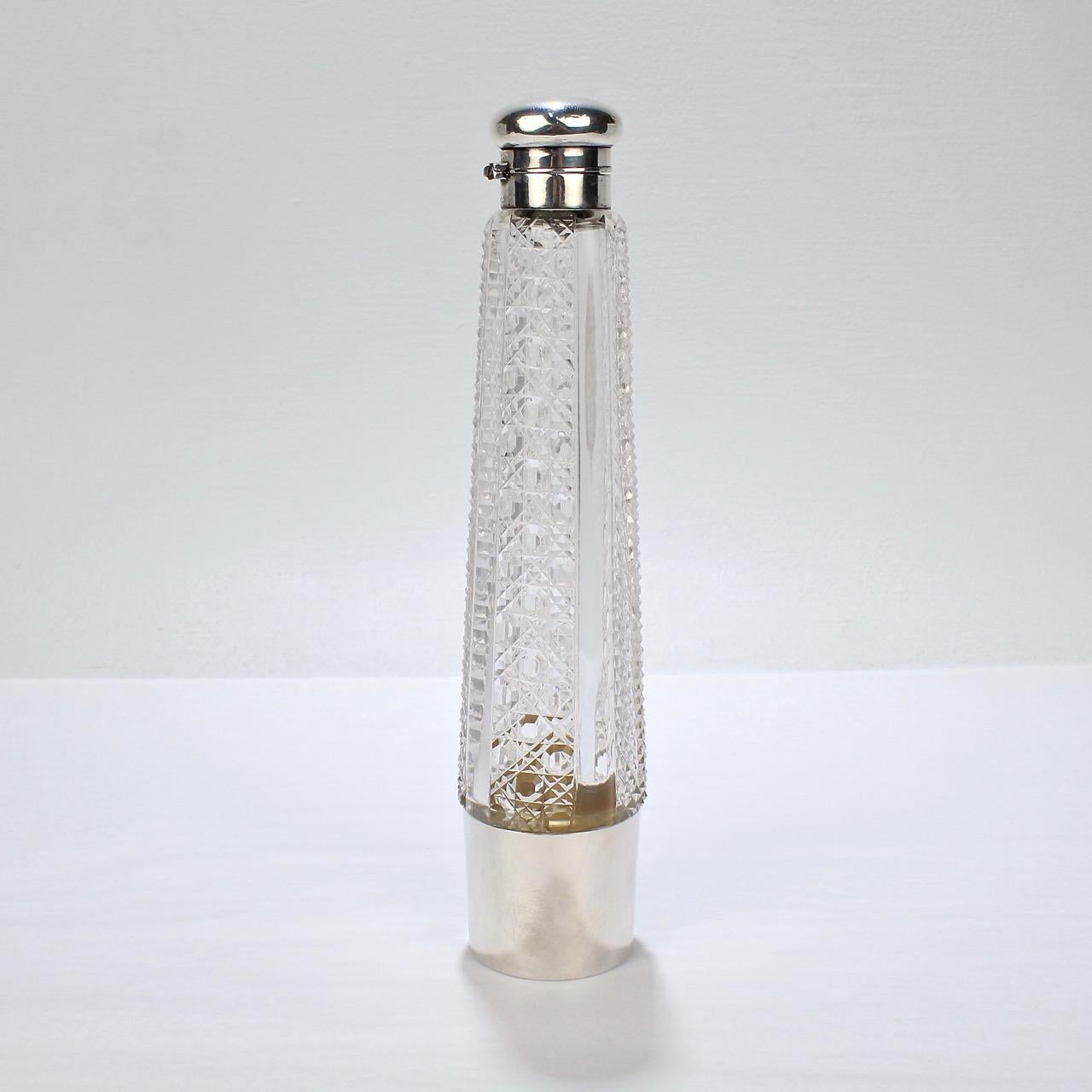 Eine wunderbare Art Deco Zeit Deutsch massivem Silber und geschliffenem Kristall Likör Flasche.

Mit einem abnehmbaren silbernen Becher, der auf den Sockel passt, einer silbernen Kappe mit Drehverschluss und einer Dekoration aus geschliffenen