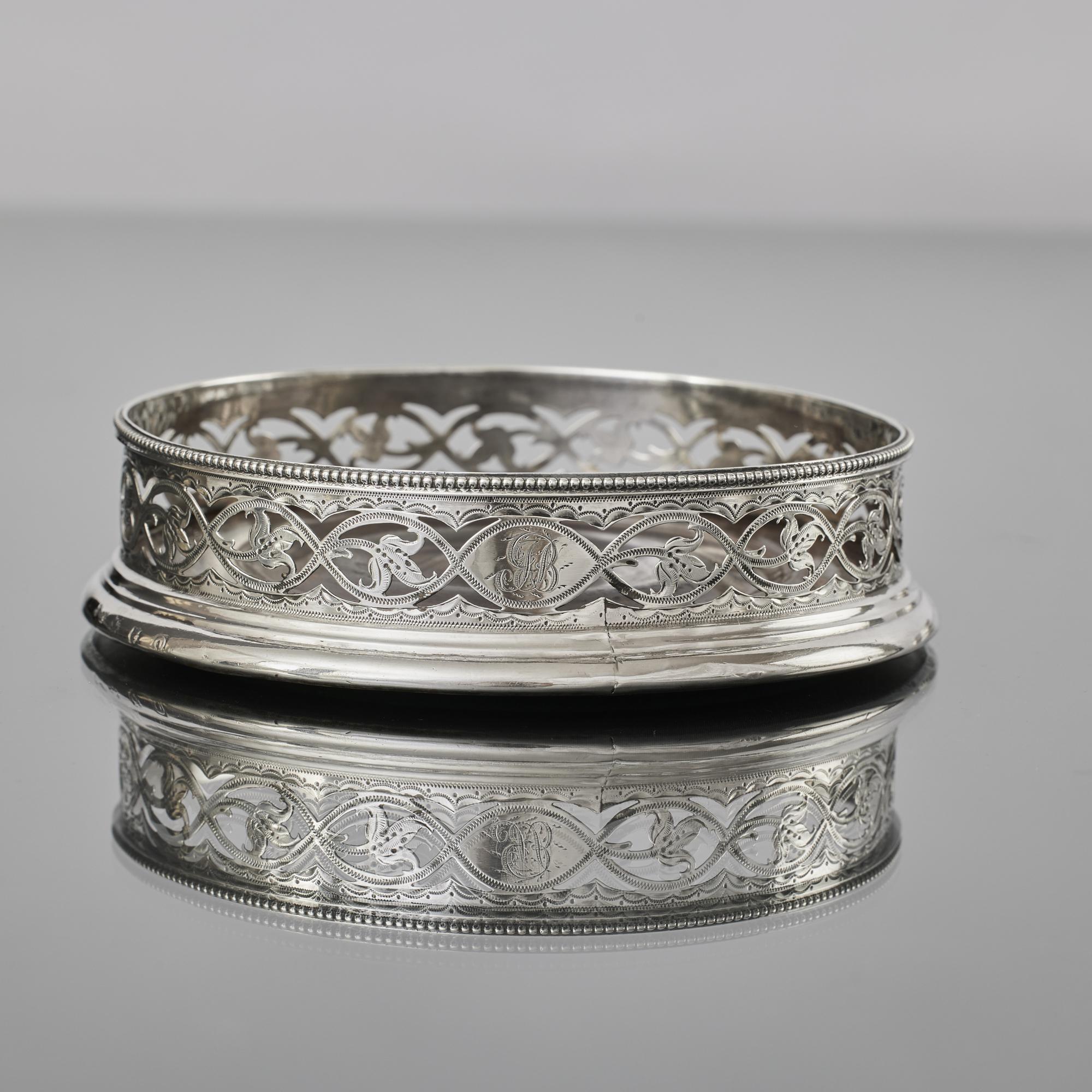 Matched set of four early-George-III pierced silver wine coasters In Good Condition For Sale In London, GB