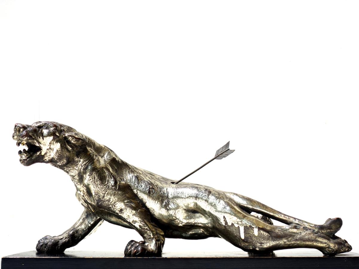 Art-déco-Skulptur einer Pantherfigur aus Silber Steingut (Art déco) im Angebot