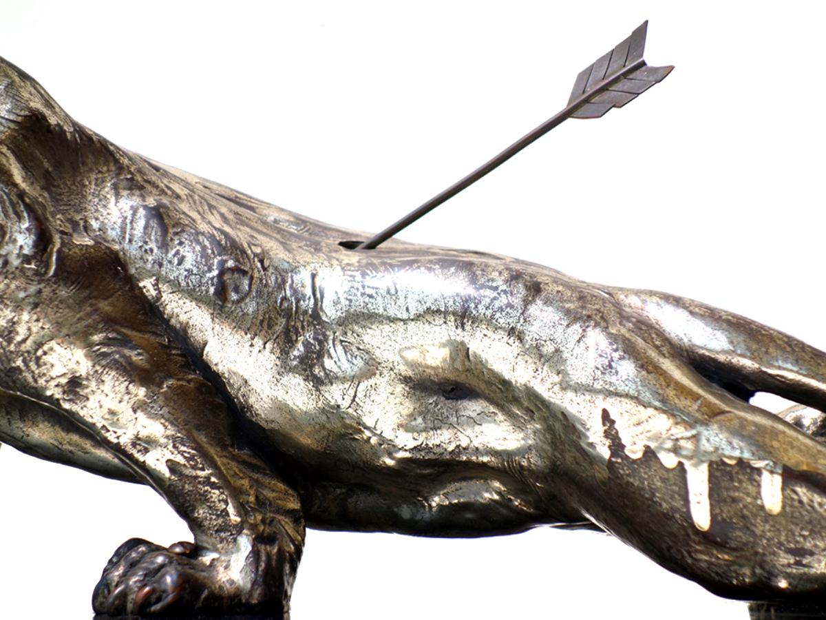 Art-déco-Skulptur einer Pantherfigur aus Silber Steingut (Italienisch) im Angebot