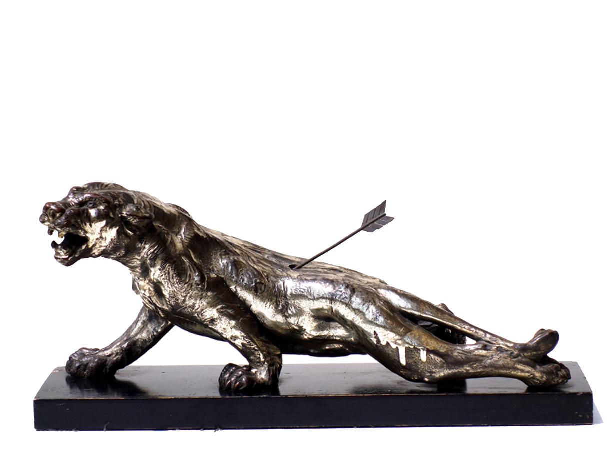 Argenté Sculpture de panthère en faïence argentée Art Déco en vente