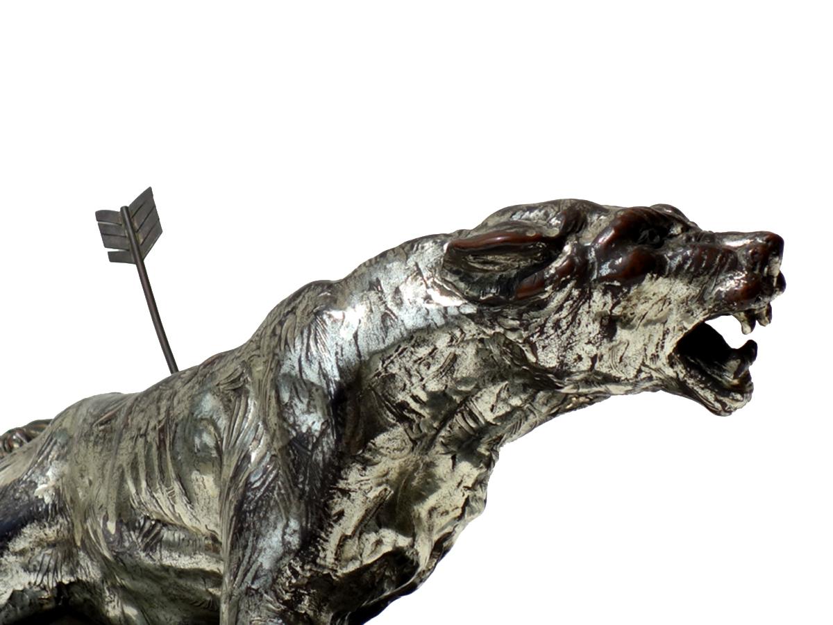 Art-déco-Skulptur einer Pantherfigur aus Silber Steingut (Mitte des 20. Jahrhunderts) im Angebot