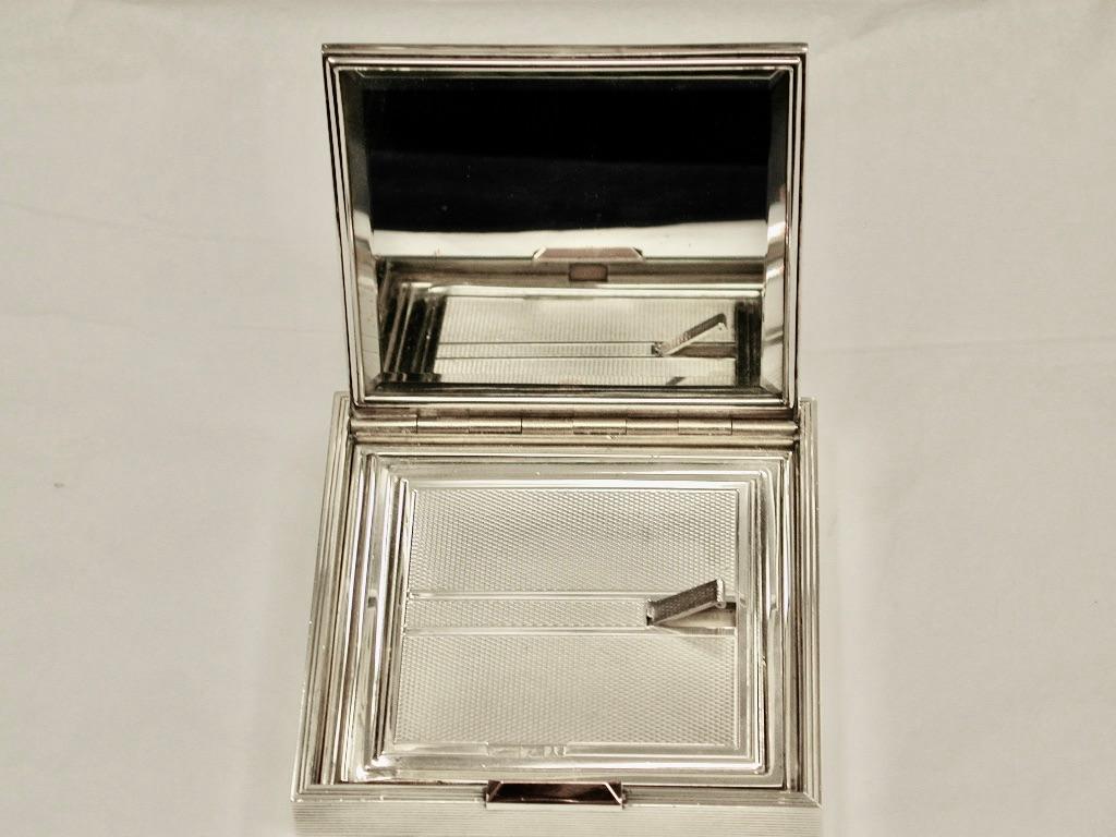 Metà XX secolo Compatto da donna in argento Art Deco con motore tornito, 1948, David Sutton & Sons, Londra in vendita