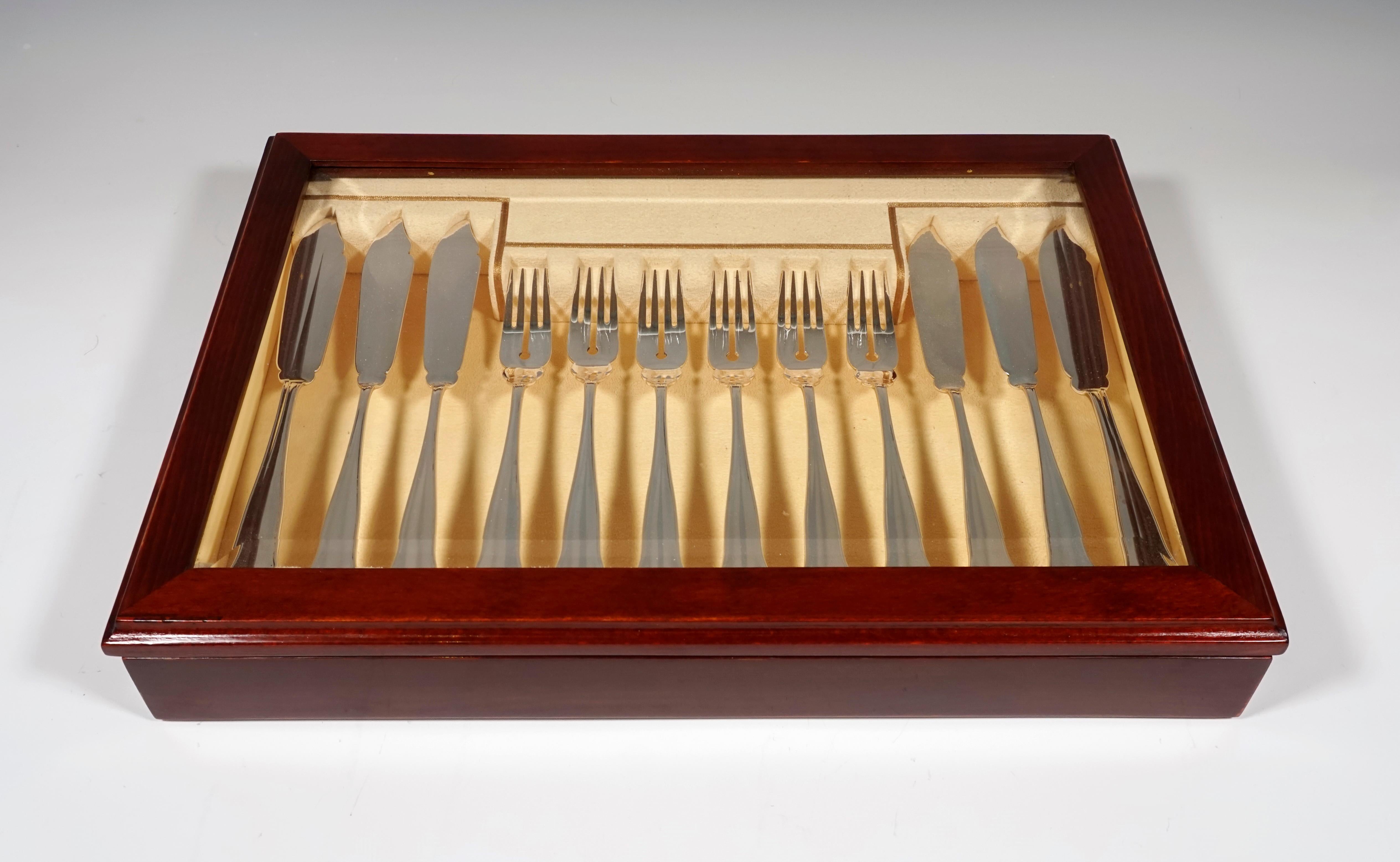 Elegant fish cutlery set made of solid silver for six people, consisting of 12 parts, in a showcase.
Date of manufactory: circa 1925
Material: Massive sterling silver '800'
Style: Discreet thread decoration around a slightly curved bridge with a