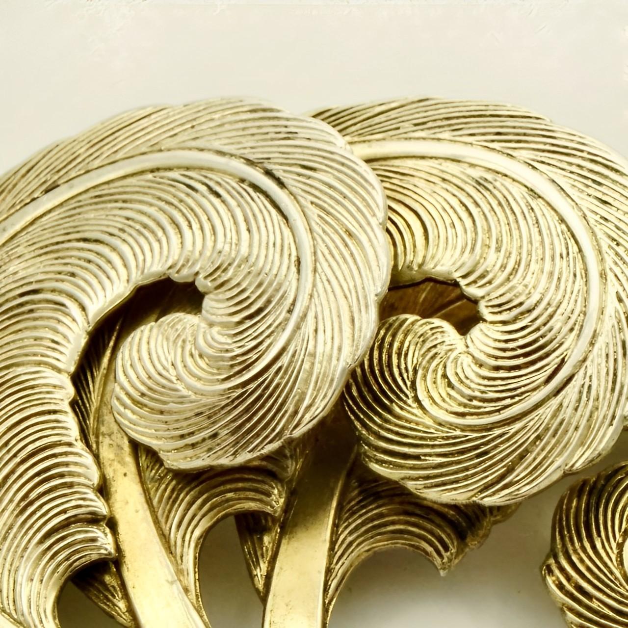 Schöne und stilvolle Art Deco Silber vergoldet drei Federn Brosche. Länge 6,5 cm / 2,5 Inch und Breite 4,8 cm / 1,8 Inch. Die Brosche ist in sehr gutem Zustand und wurde auf Silber geprüft.

Dies ist eine wunderschöne Federbrosche in einer schönen