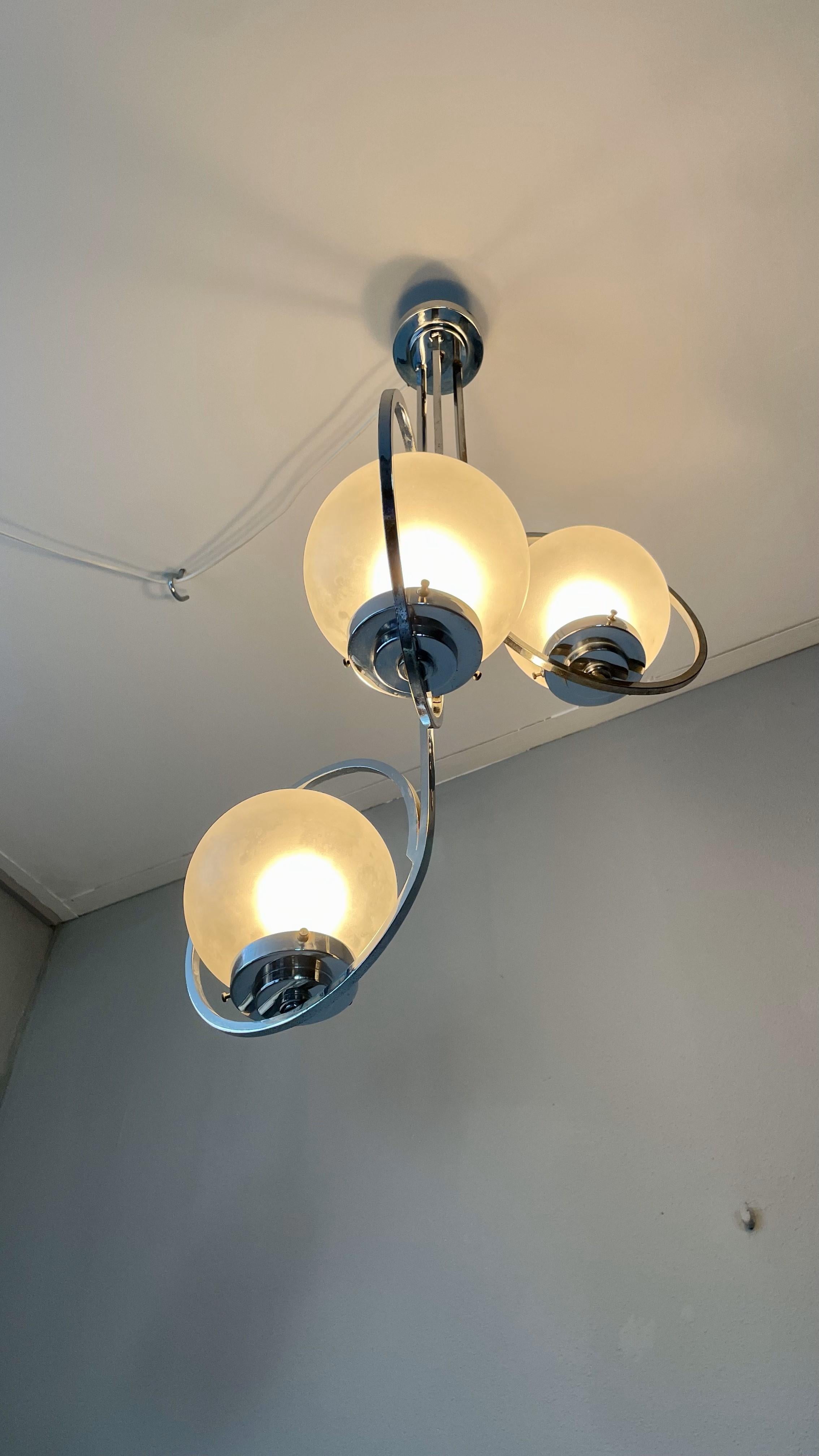 Art Deco Silver Lamp with Three Sphere Shades In Excellent Condition For Sale In Munich, DE