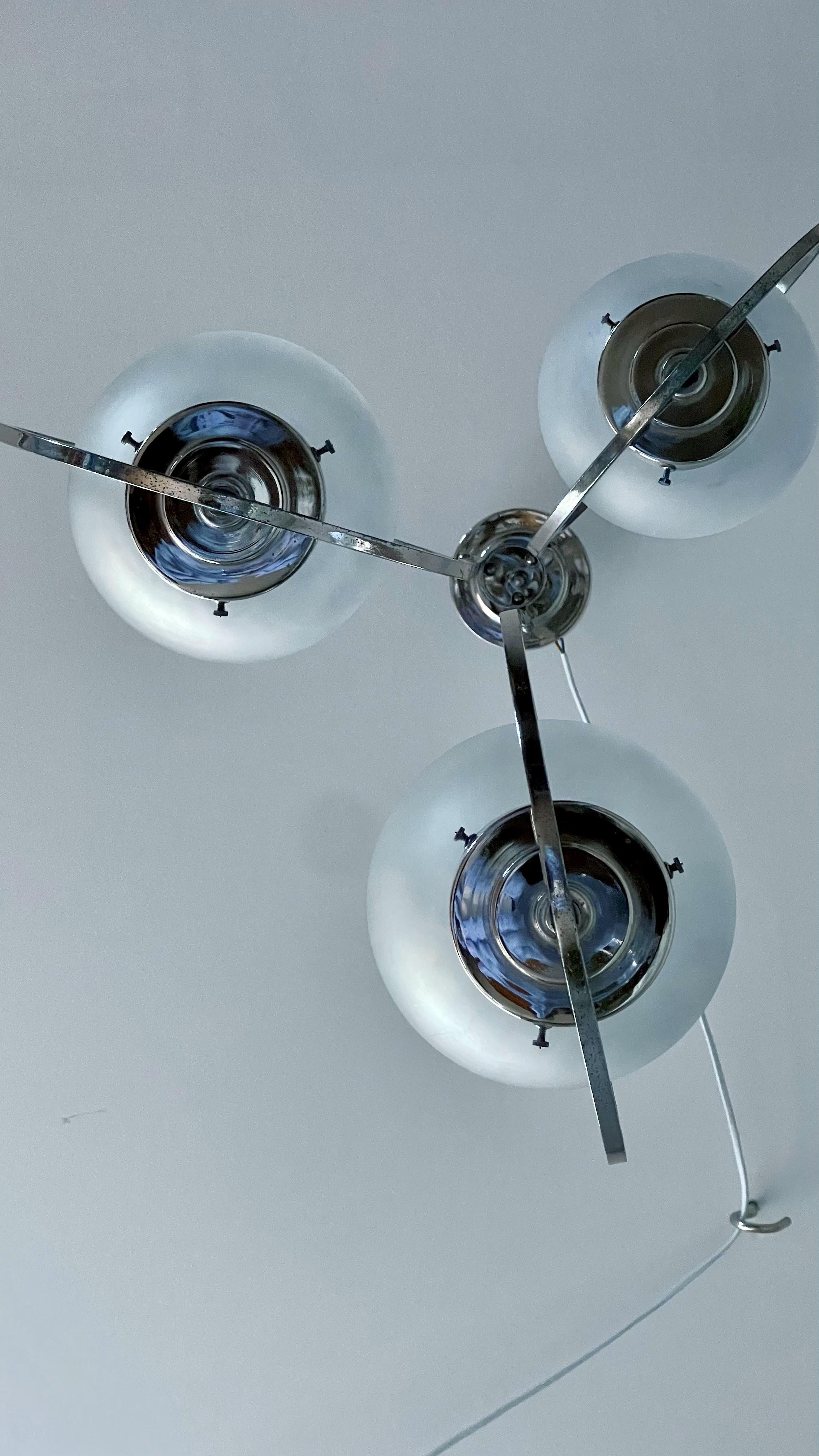 Art Deco Silver Lamp with Three Sphere Shades For Sale 1