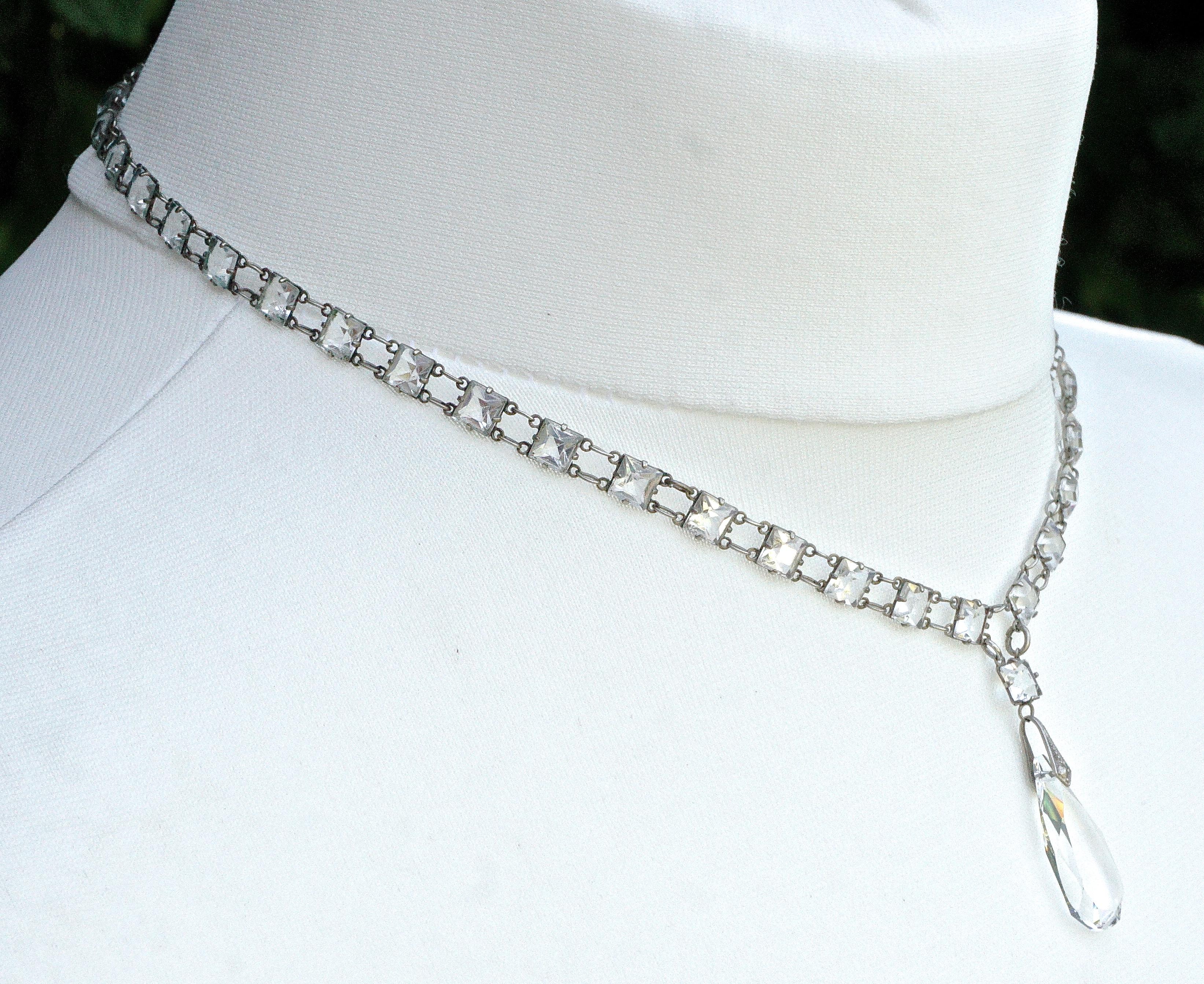 Art Deco  Silber Ton Link Kette Halskette Quadratische Glas Kristalle Teardrop Anhänger (Art déco) im Angebot