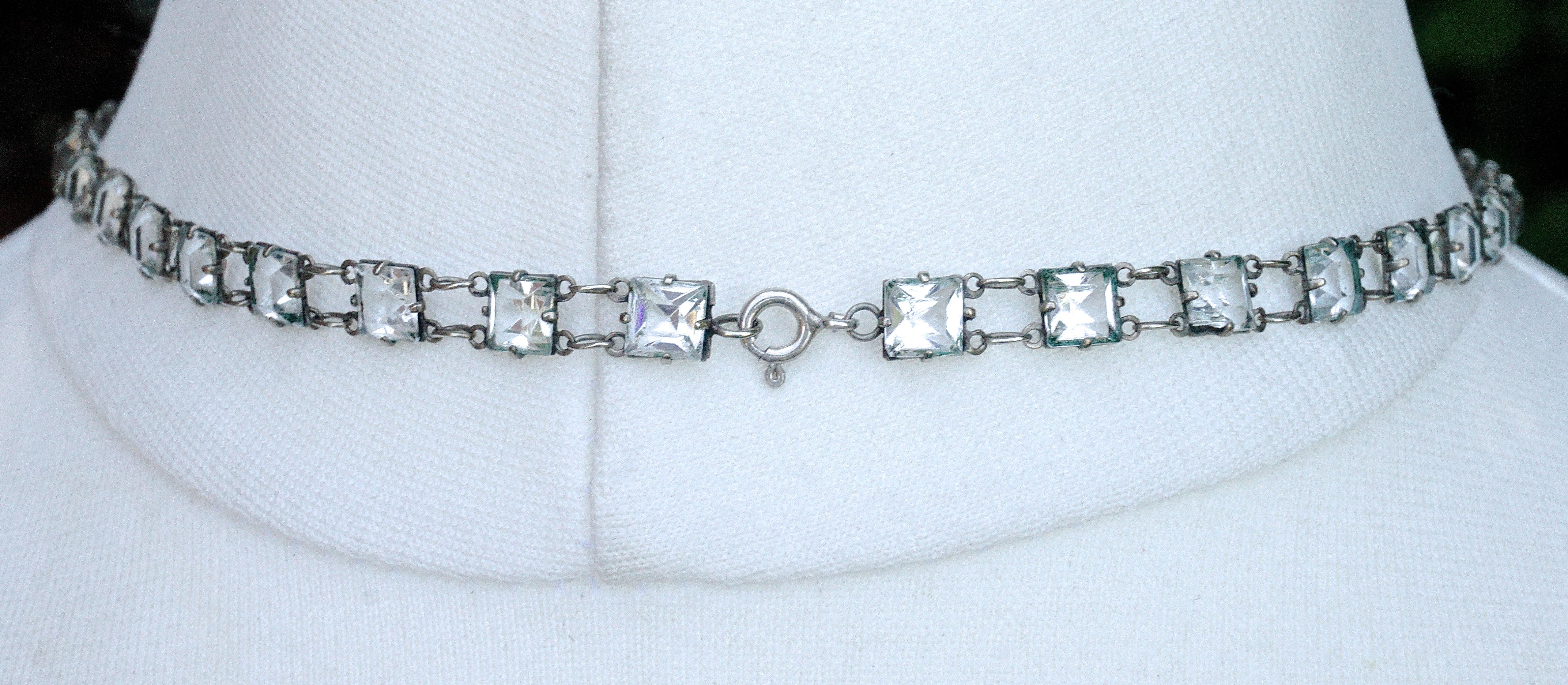 Art Deco  Silber Ton Link Kette Halskette Quadratische Glas Kristalle Teardrop Anhänger im Zustand „Gut“ im Angebot in London, GB