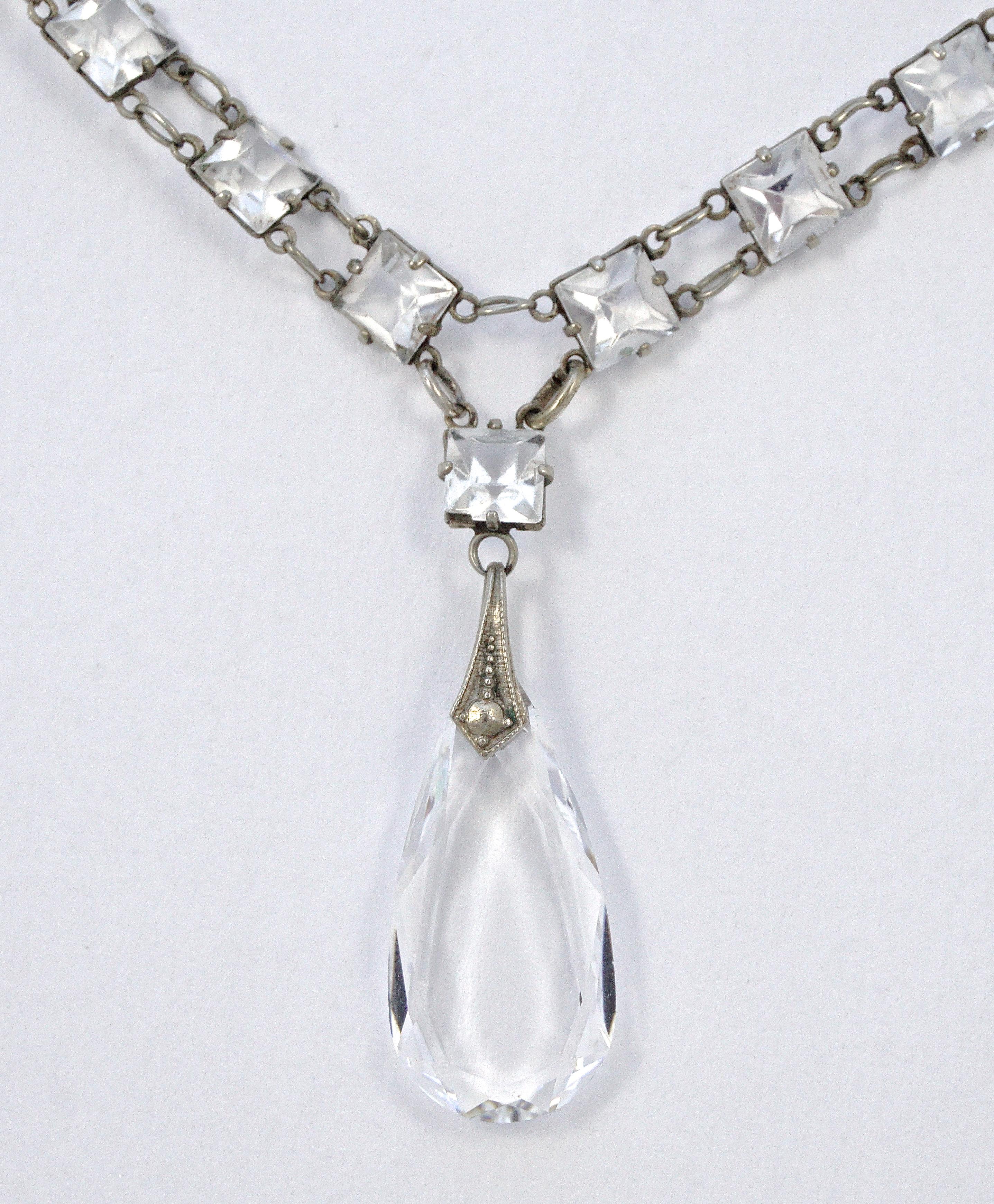 Art Deco  Silber Ton Link Kette Halskette Quadratische Glas Kristalle Teardrop Anhänger für Damen oder Herren im Angebot