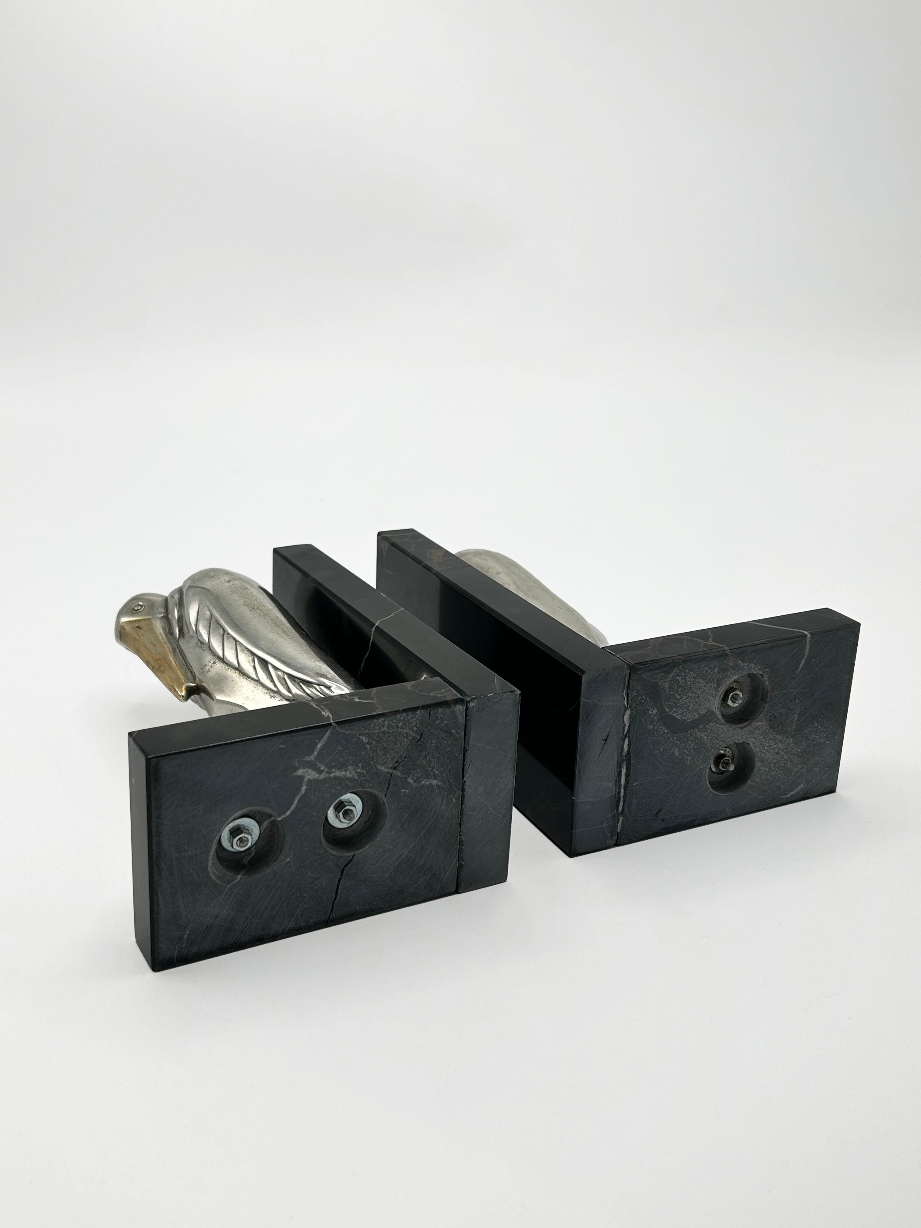 Sujetalibros de metal marabú plateado Art Déco Hecho a mano en venta