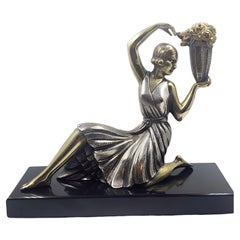 Figura Art Déco de metal plateado "La mujer florero"