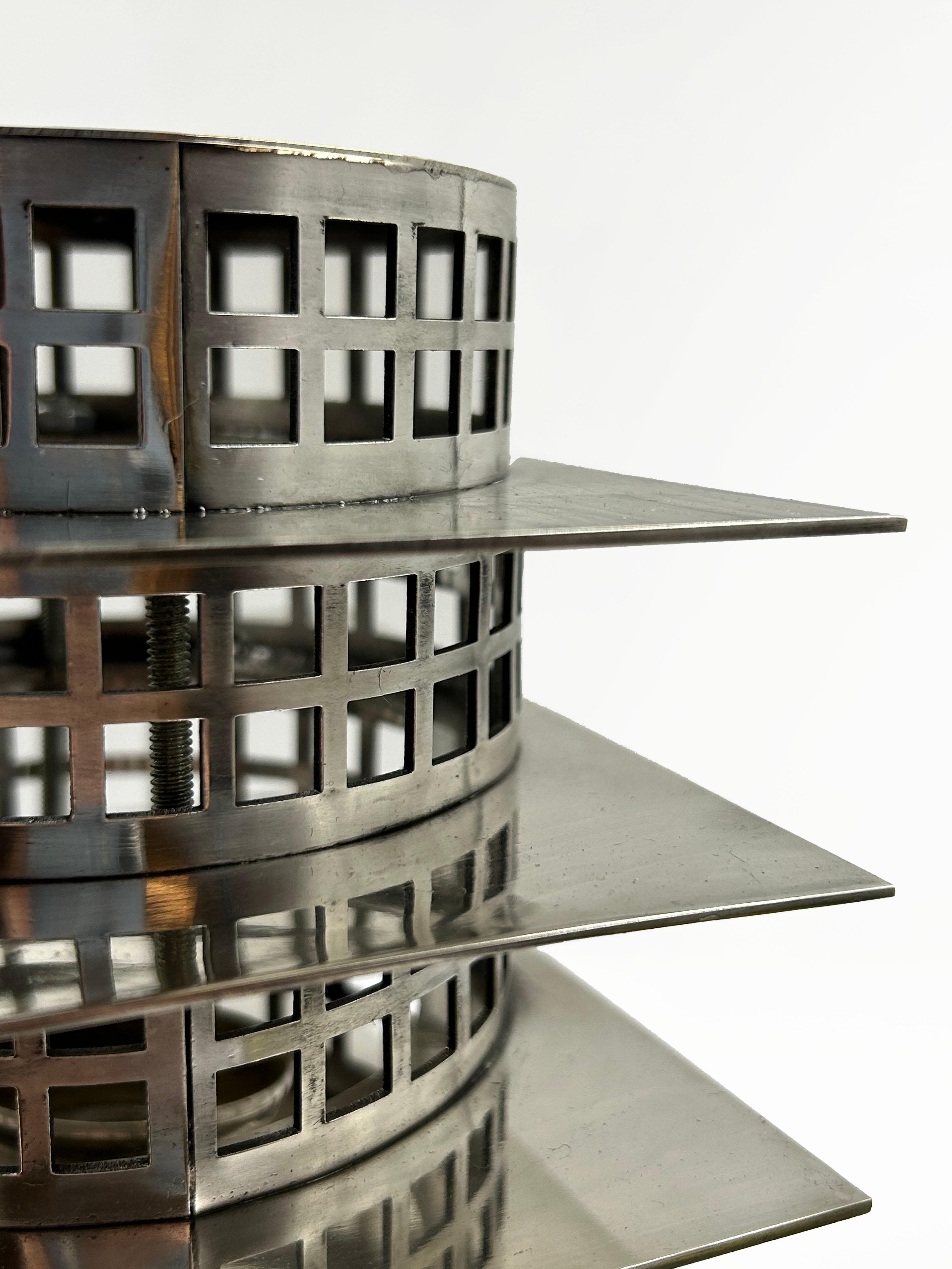 Fatto a mano Lampada Art Deco in metallo argentato della Maison Desny in vendita