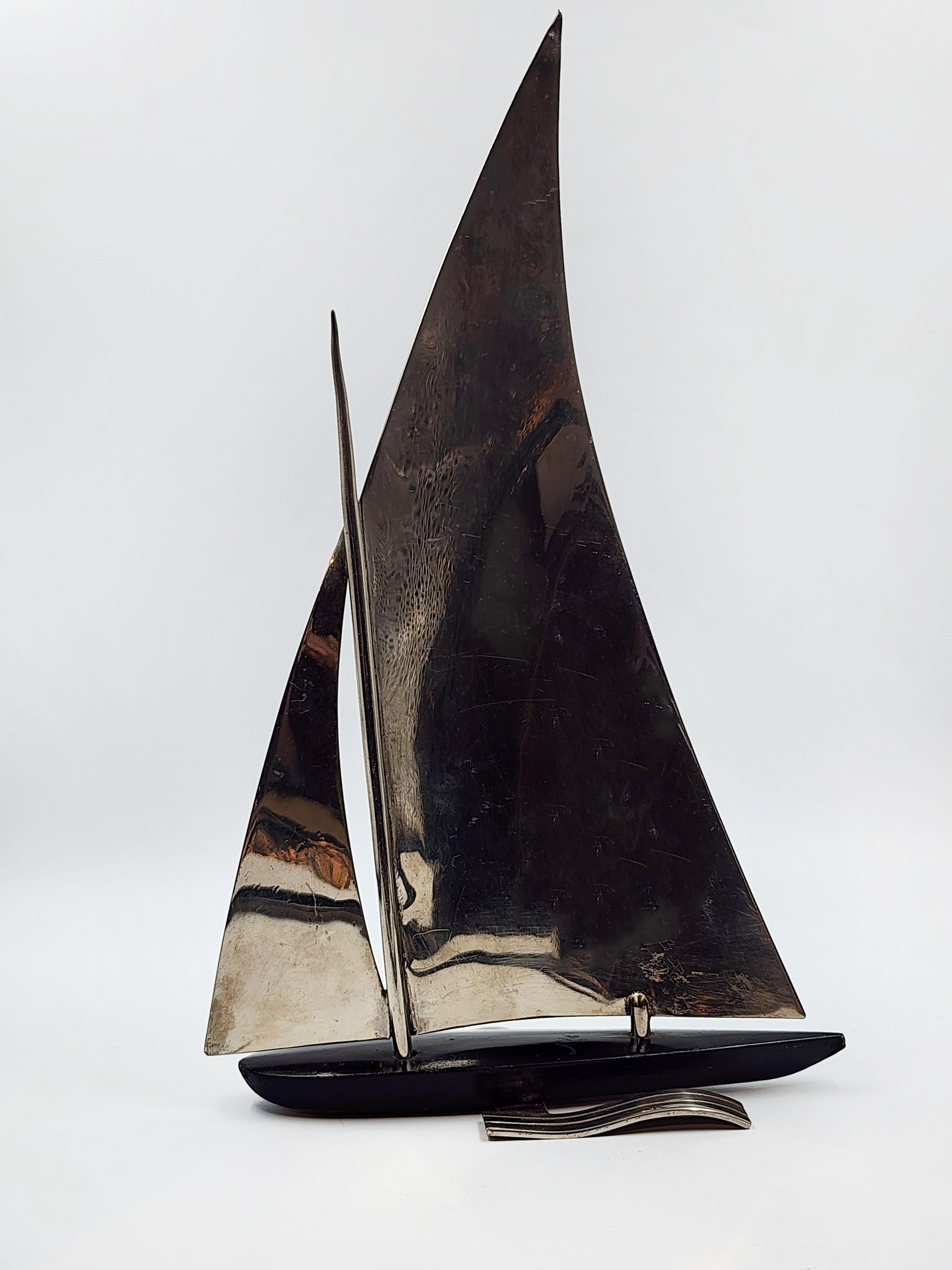 Art Deco Silver Metal Sailboat by Hagenauer
Elegant Art Deco figure of a stylized sailboat in silver metal, with ebony wood hull by Karl Hagenauer, 20th century Austrian designer
Measures:
Height: 28 centimeters
Length: 17 centimeters
Depth: 6