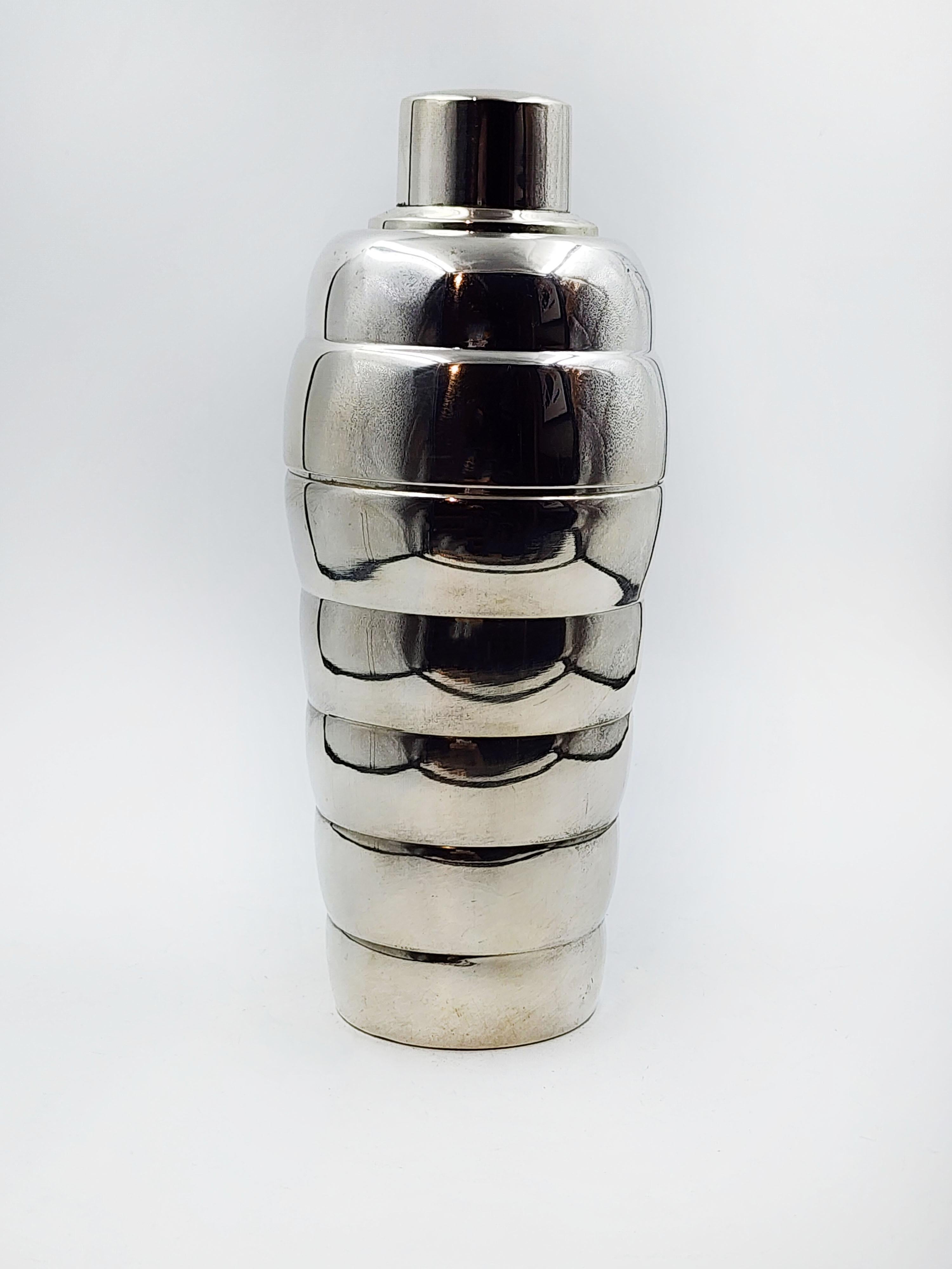 Art Deco silver metal shaker, Cartier 20th century
Elegant art deco cocktail shaker, made of silver metal with a segmented design that looks like inflated stacked rings. The polished finish of the metal reflects the light, although it has slight