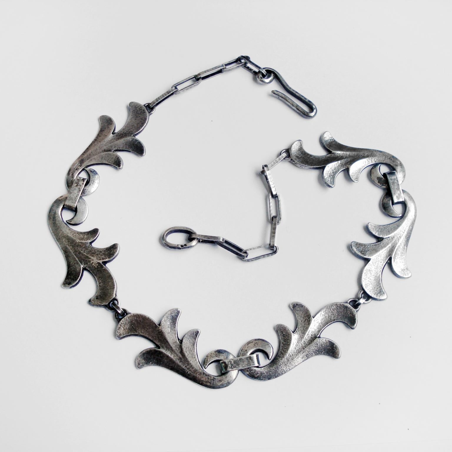 An exquisite Art Deco silver necklace by Rene Delavan. Shaped as interlaced acanthus leaves. Marked 