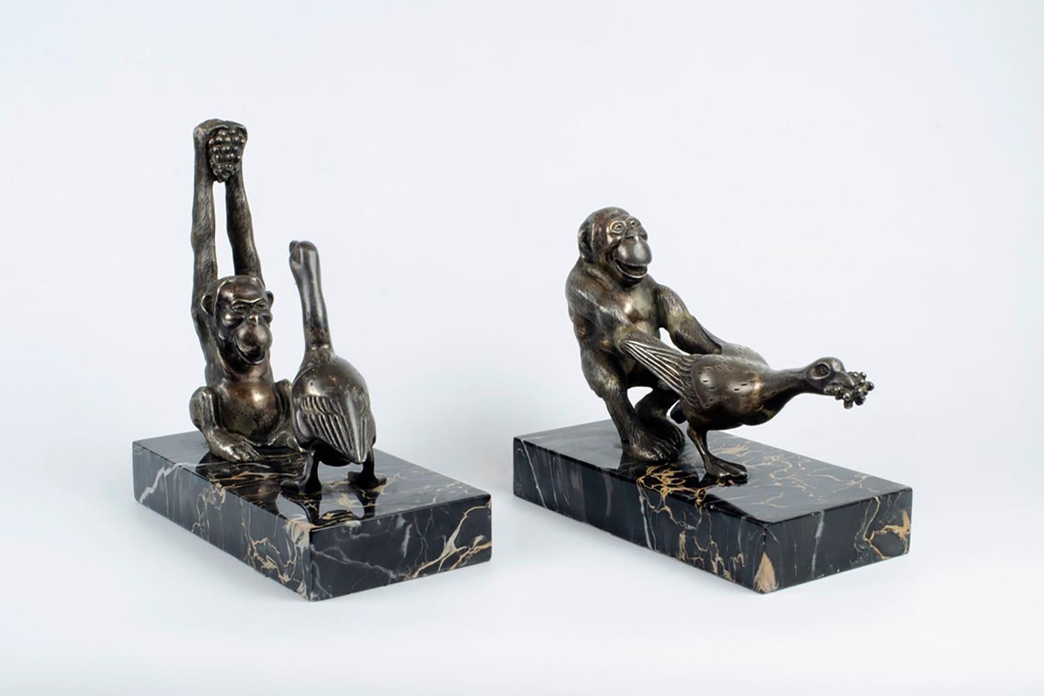 Rare paire de serre-livres représentant un chimpanzé tirant une oie en bronze sur une base en marbre.
Signé sur la base.
Excellent état.
Français.
Vers 1920.
