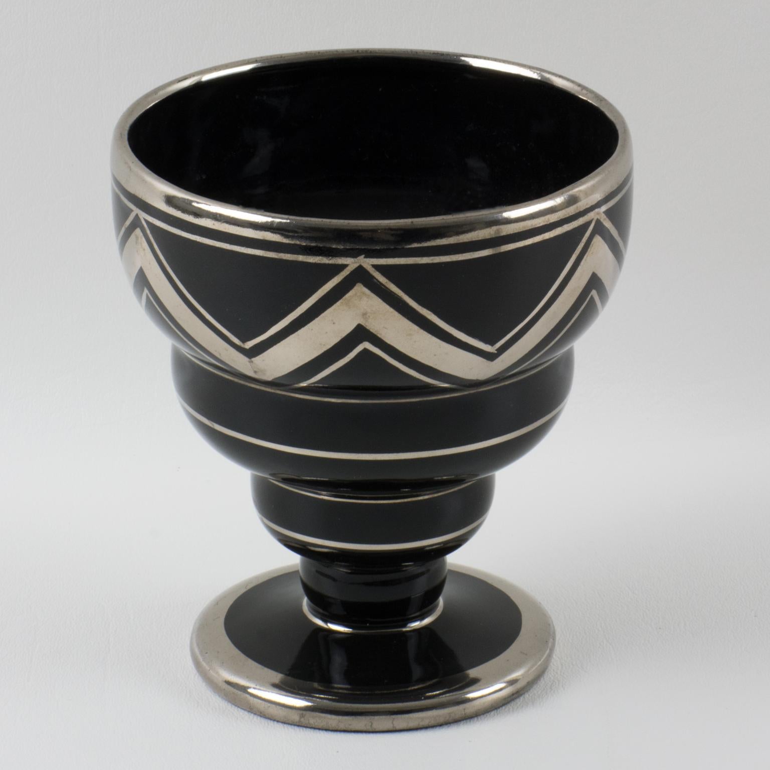 Ceram, Rouen, Francia, ha disegnato e realizzato questo elegante vaso in ceramica nera Art Deco francese degli anni '30. Il pezzo decorativo presenta una decorazione a deposito in argento con un motivo geometrico a onde. L'etichetta adesiva