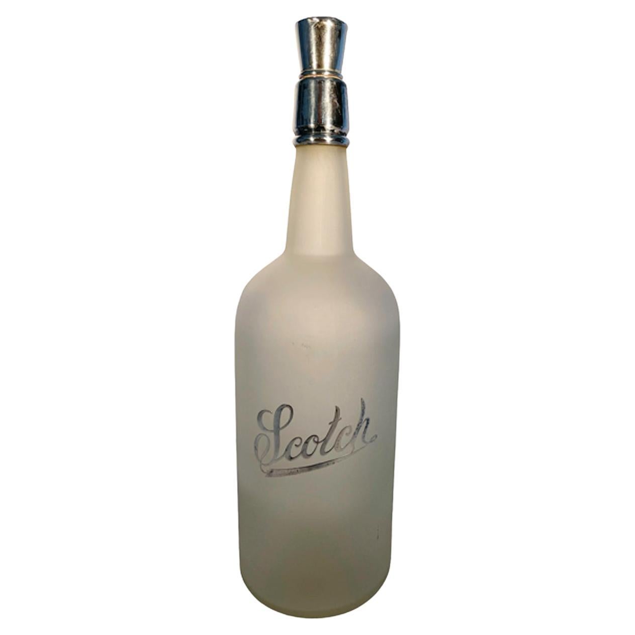 Art-Déco-Barflasche mit Silberüberzug und mattierter Rückseite, „Scotch“ mit silbernem Kragen und Kapuze