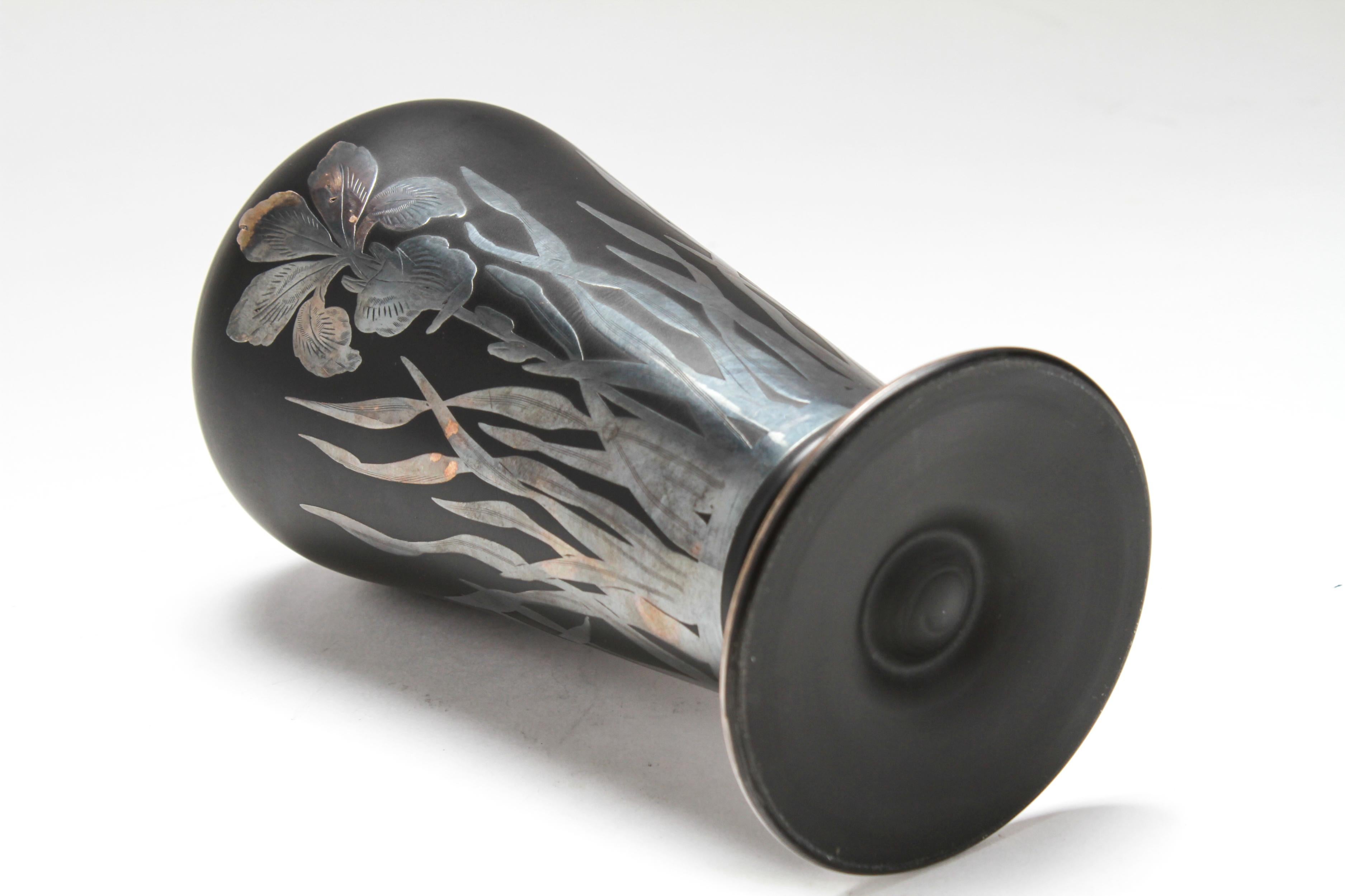 Art-Deco-Vase aus schwarzem Iris-Glas mit Silberauflage von Rockwell (Frühes 20. Jahrhundert)