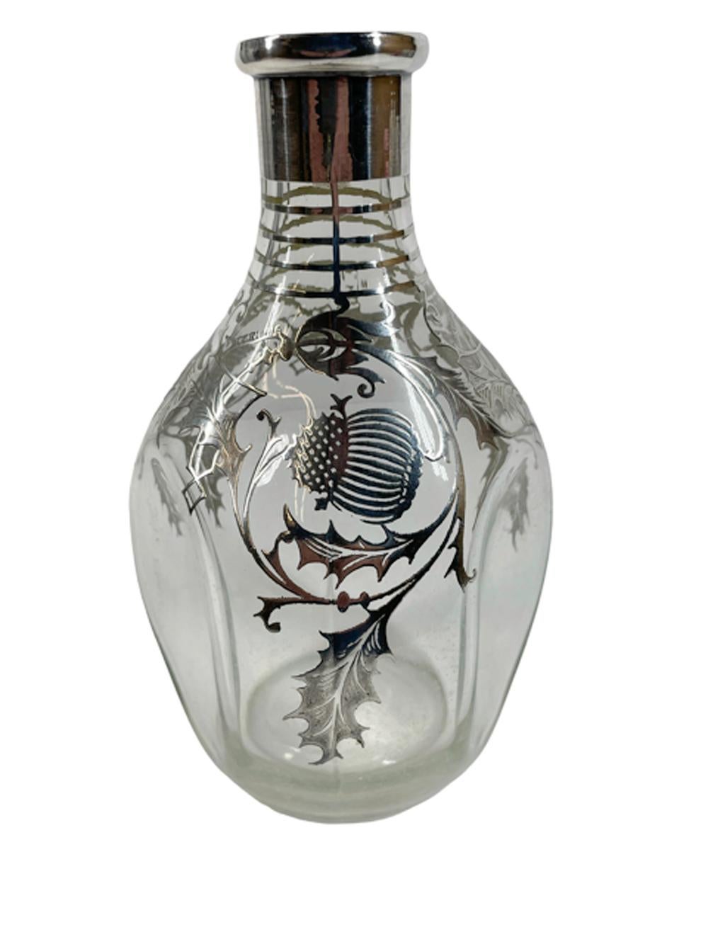 Américain Carafe à décanter Art déco en verre transparent avec chardons recouverts d'argent en vente