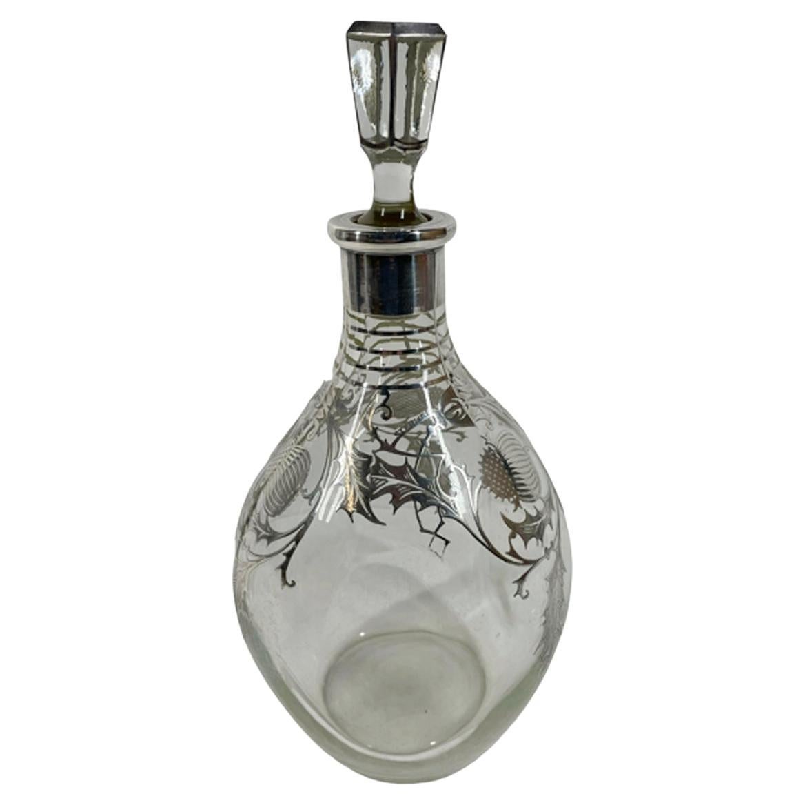 Carafe à décanter Art déco en verre transparent avec chardons recouverts d'argent en vente