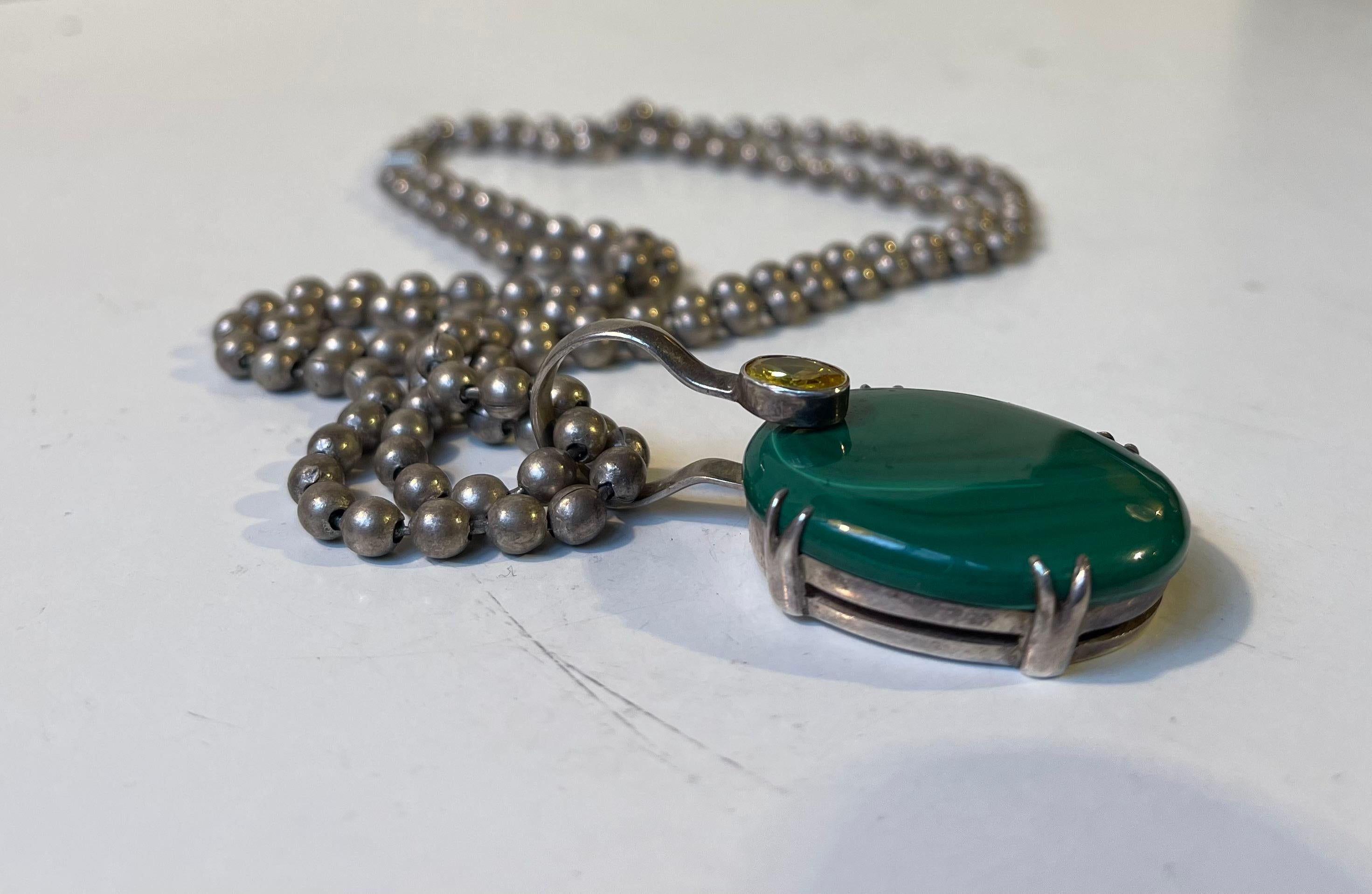 European Art Deco Silver Pearl Necklace with Green Malachite Pendant For Sale
