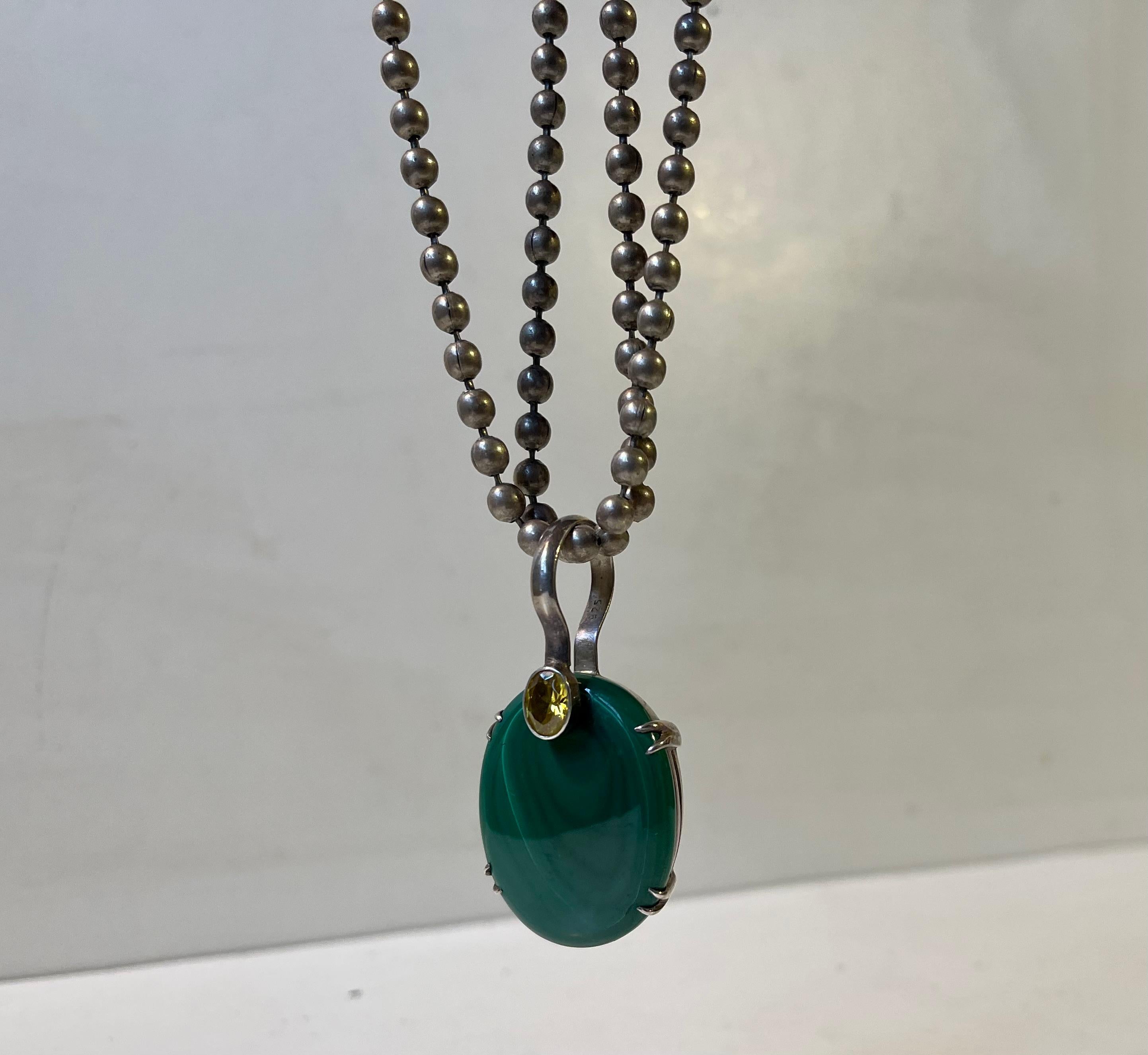 20th Century Art Deco Silver Pearl Necklace with Green Malachite Pendant For Sale