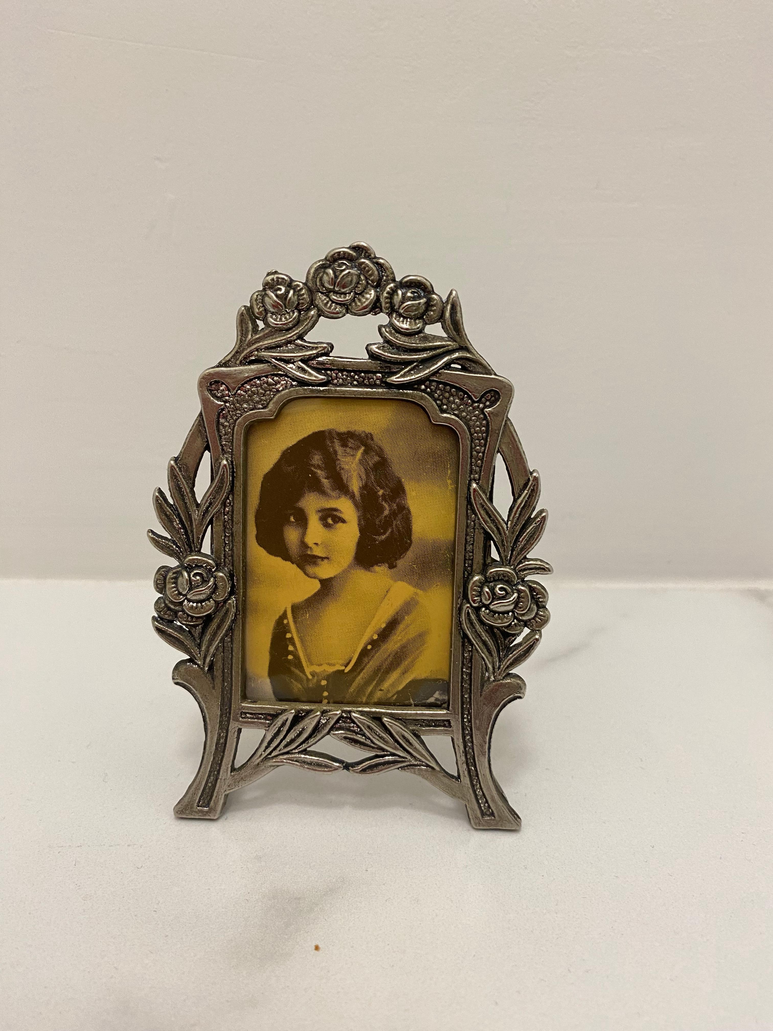 Very nice decorative photo frame in 925 silver. Probably made in France.
