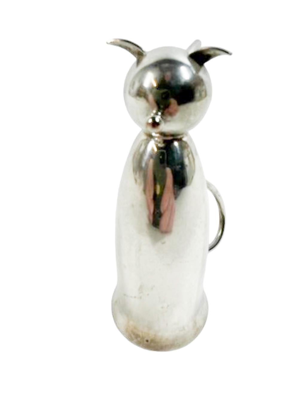 Mesure à alcool ou jigger de 1 oz en forme d'étrier Art Déco en métal argenté, représentant un chat assis, dont les oreilles et la queue font office de pieds lorsqu'on le retourne pour l'utiliser.
