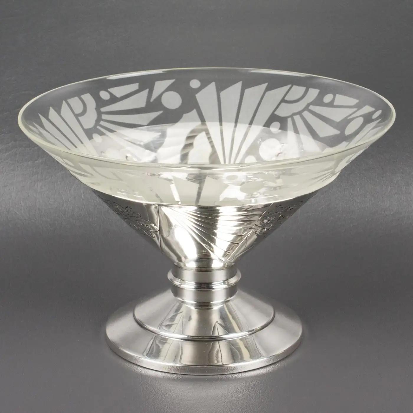 Français Bol de centre de table Art déco en métal argenté et verre gravé, années 1930 en vente