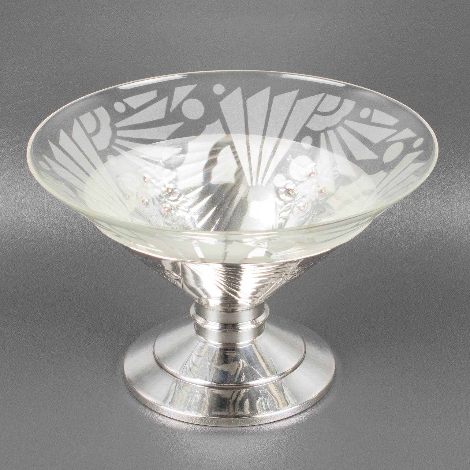 Français Bol de centre de table Art déco en métal argenté et verre gravé, années 1930 en vente