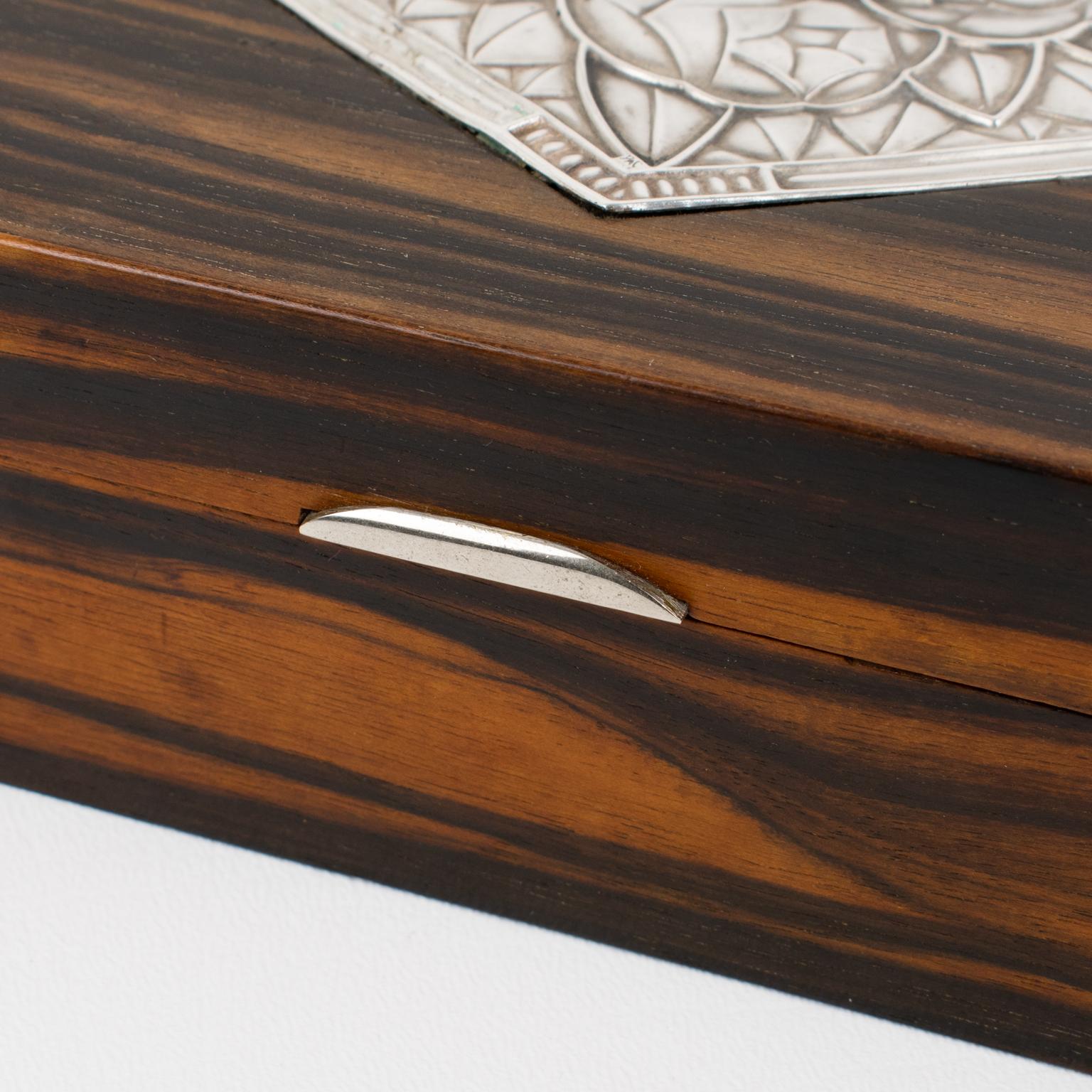 Caja Art Decó de chapa de plata y madera de macasar en venta 4