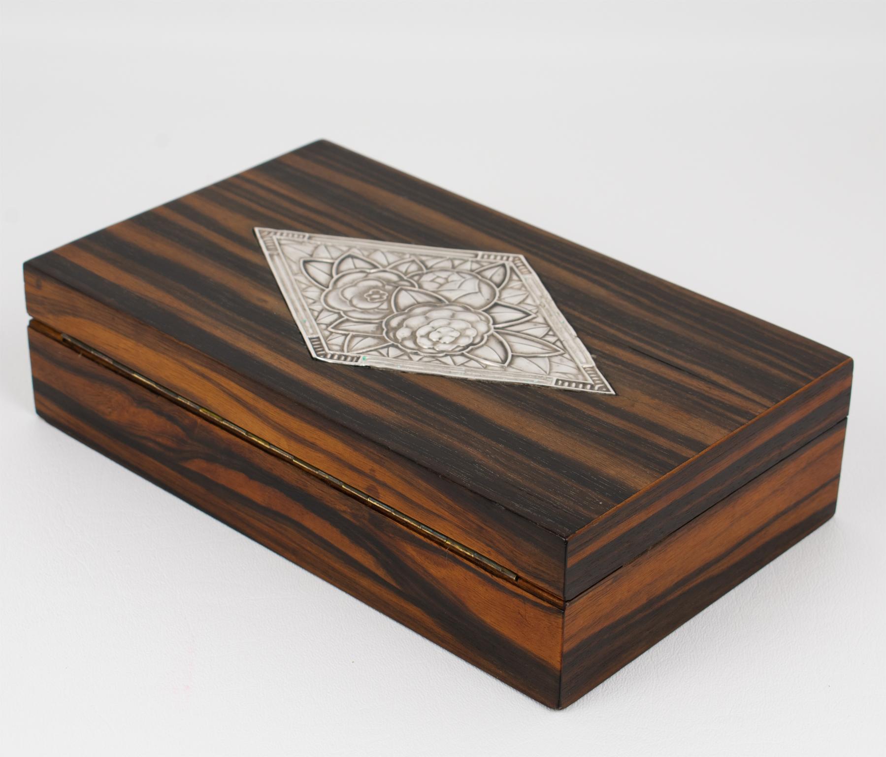 Caja Art Decó de chapa de plata y madera de macasar mediados del siglo XX en venta