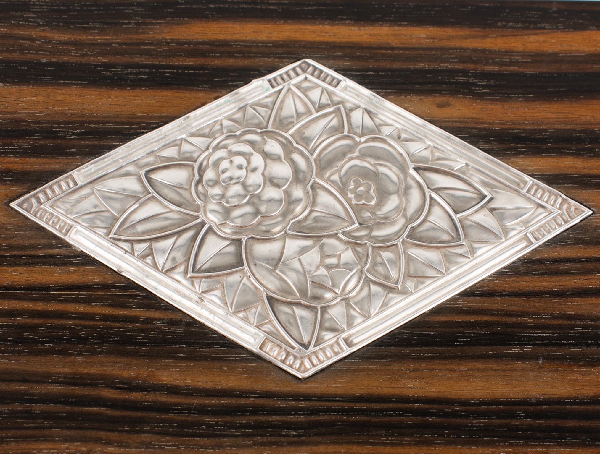 Caja Art Decó de chapa de plata y madera de macasar en venta 3