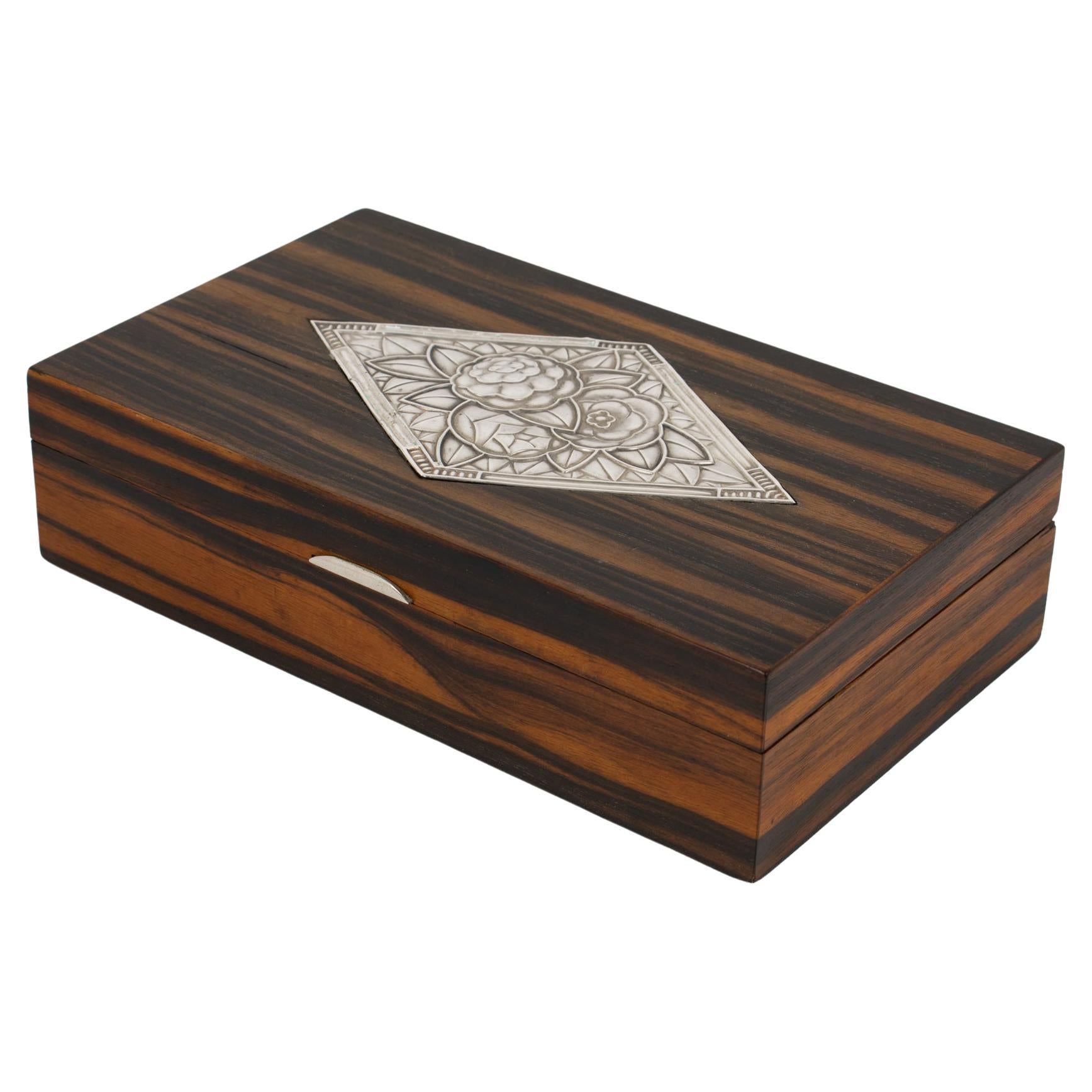 Caja Art Decó de chapa de plata y madera de macasar