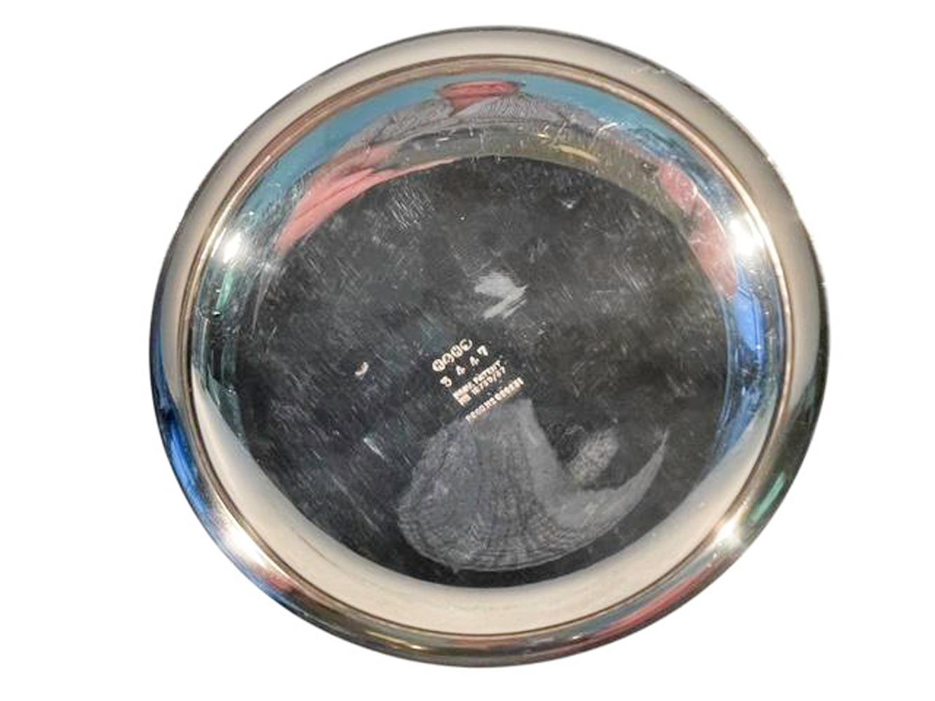 Shaker in argento Art Deco a forma di campana in tre parti. Rimuovi il manico per riempire, rimetti il manico per agitare e rimuovi il CAP in cima al manico per versare. La parte inferiore reca il timbro H & H con un'aquila a destra (Hukin and