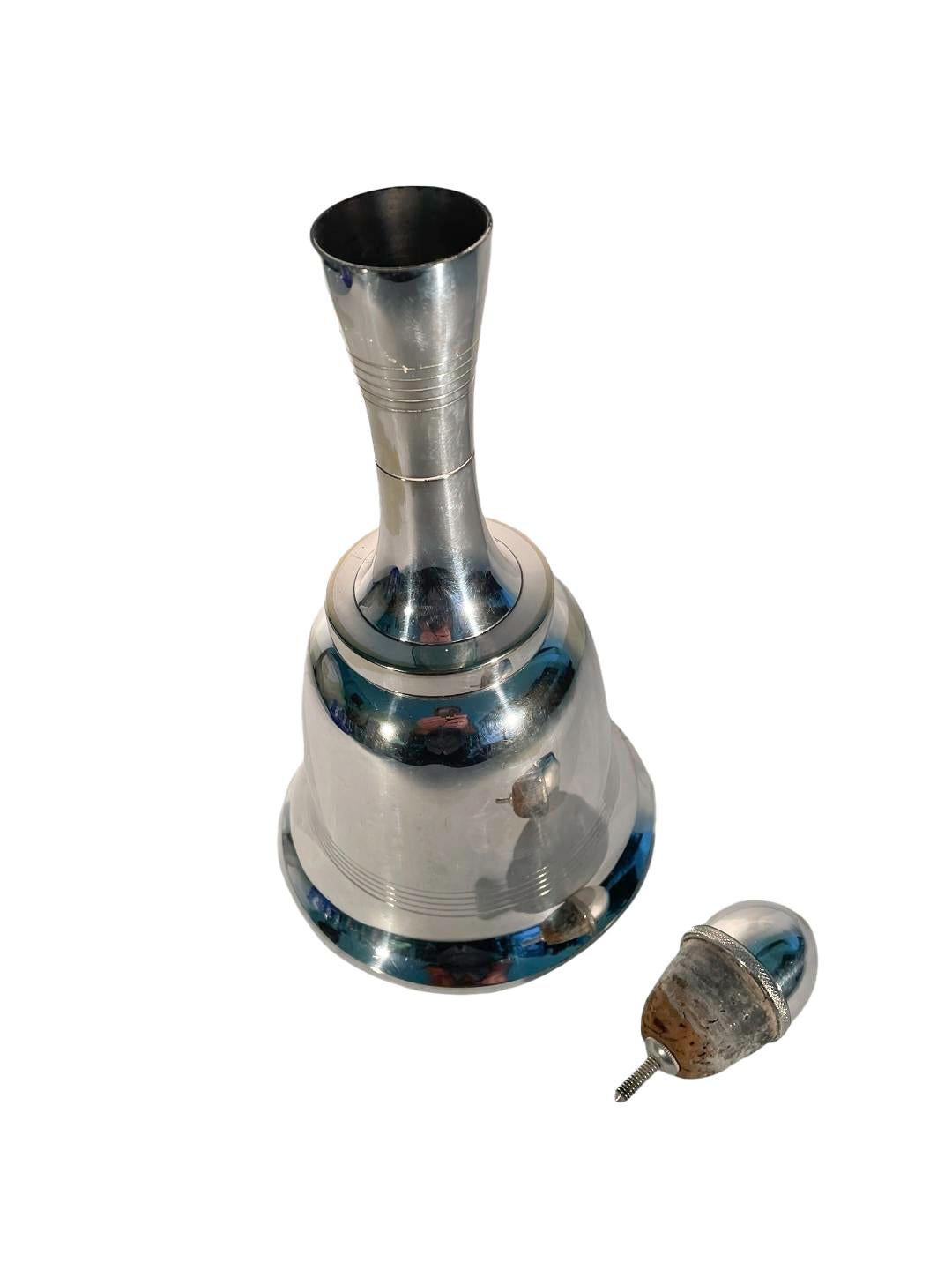 Placcato argento Shaker da cocktail a forma di campana in stile Art Deco in argento con il marchio H & H. (Hukin and Heath) in vendita