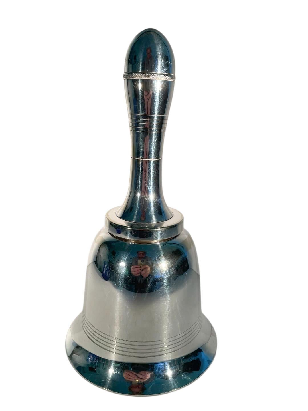 Shaker da cocktail a forma di campana in stile Art Deco in argento con il marchio H & H. (Hukin and Heath) in vendita 1