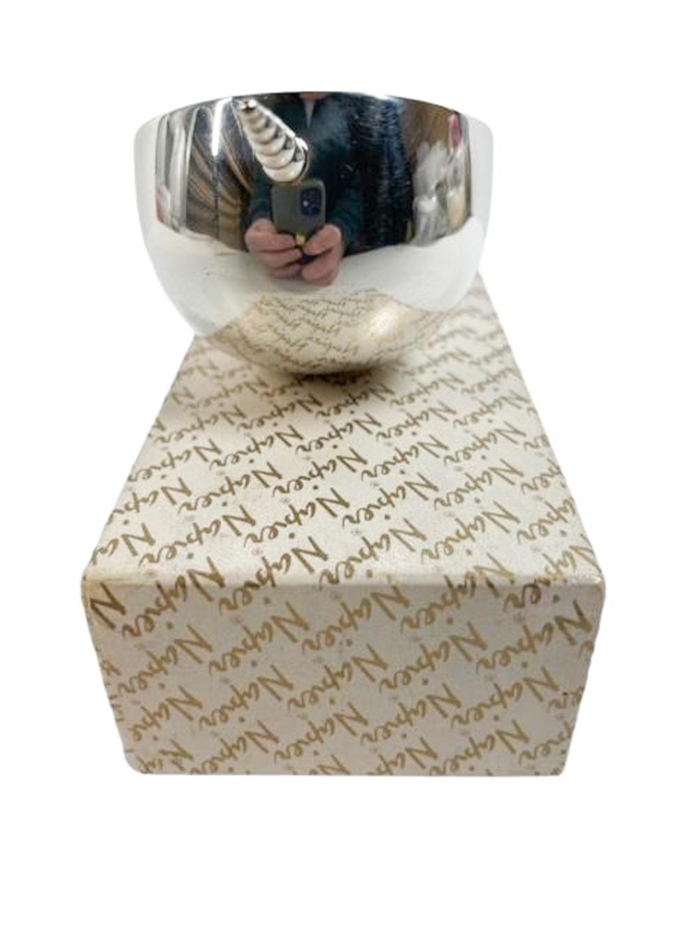 Versilberte Art-Déco-Servierplatte „Bottom Up“ Spirit Measure in Originalverpackung von Napier (20. Jahrhundert) im Angebot