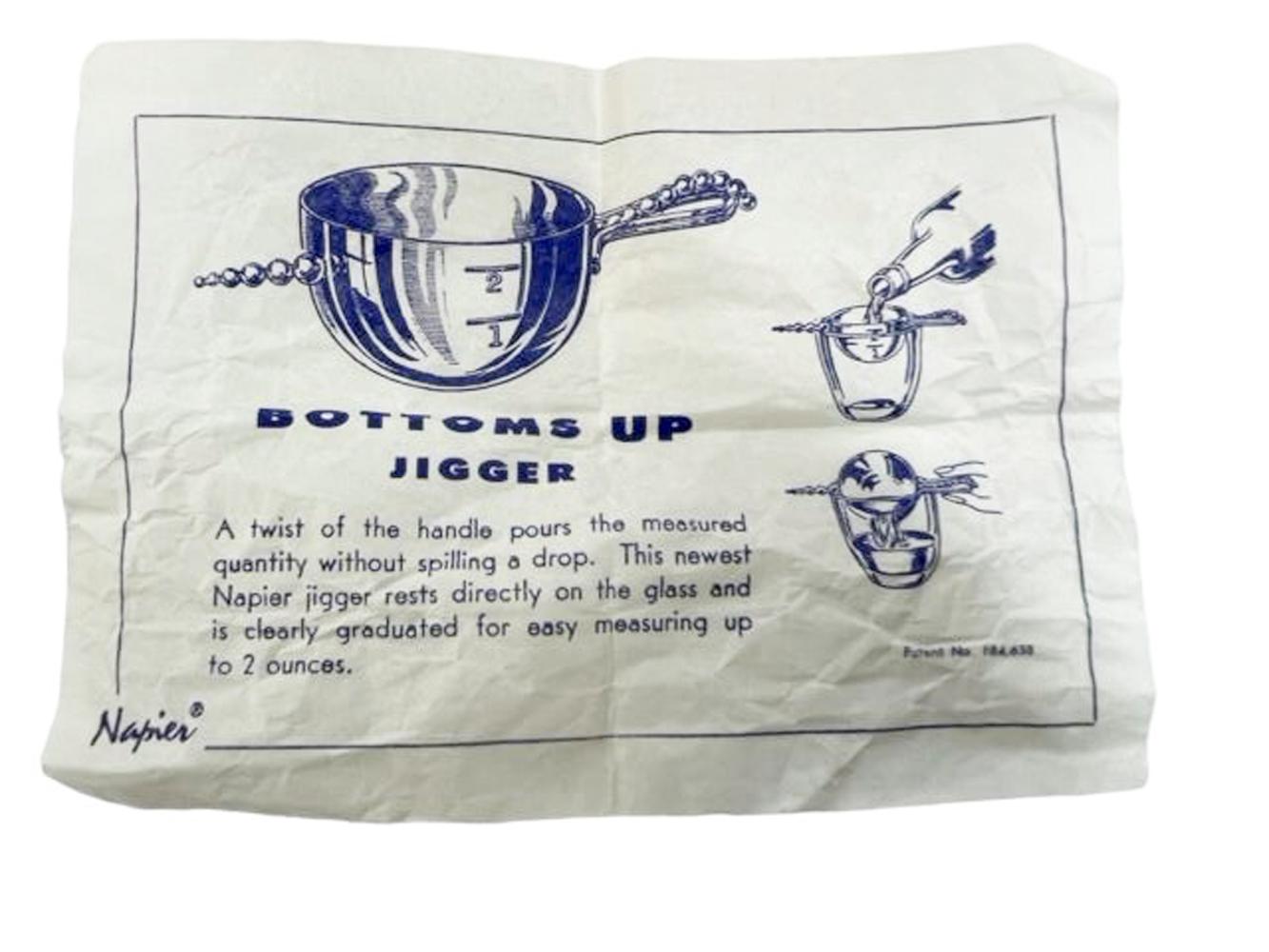 Versilberte Art-Déco-Servierplatte „Bottom Up“ Spirit Measure in Originalverpackung von Napier im Angebot 1