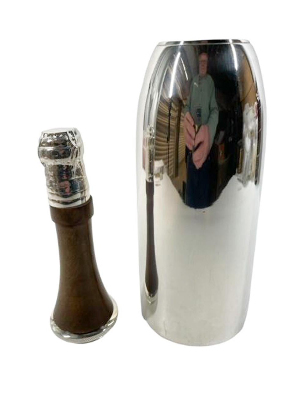 Shaker en forme de bouteille de champagne James Deakin & Shakers Art déco en métal argenté et bois dur. Dévisser le manche en bois dur juste au-dessus de  l'épaule pour remplir de glace et de cocktails, secouer et dévisser le bouchon, verser par le