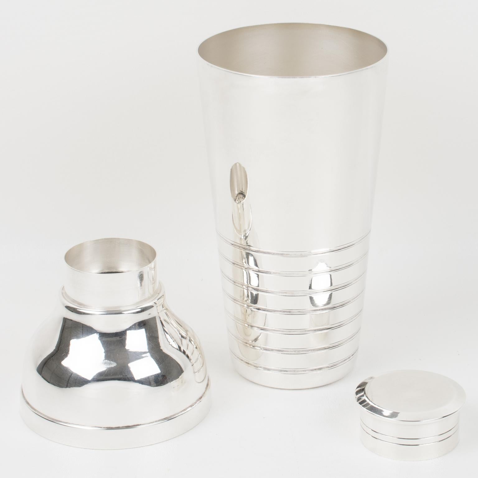 Art Deco Silver Plate Cocktail Shaker and Eight Barware Glasses, France 1940s In Good Condition For Sale In Atlanta, GA