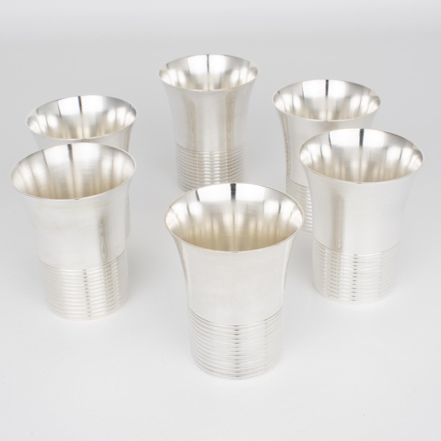 Shakers da cocktail in argento Art Deco e sei bicchieri da bar, circa 1940 in vendita 3