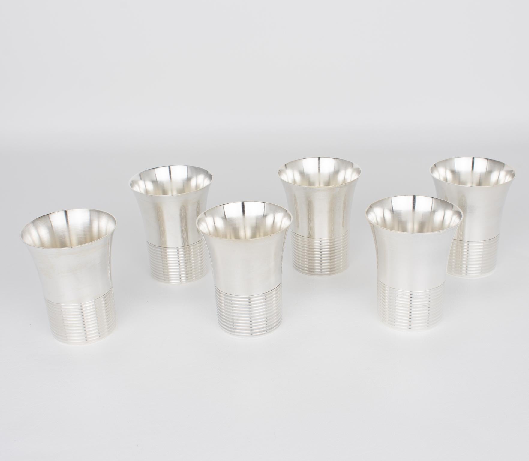 Shakers da cocktail in argento Art Deco e sei bicchieri da bar, circa 1940 in vendita 4